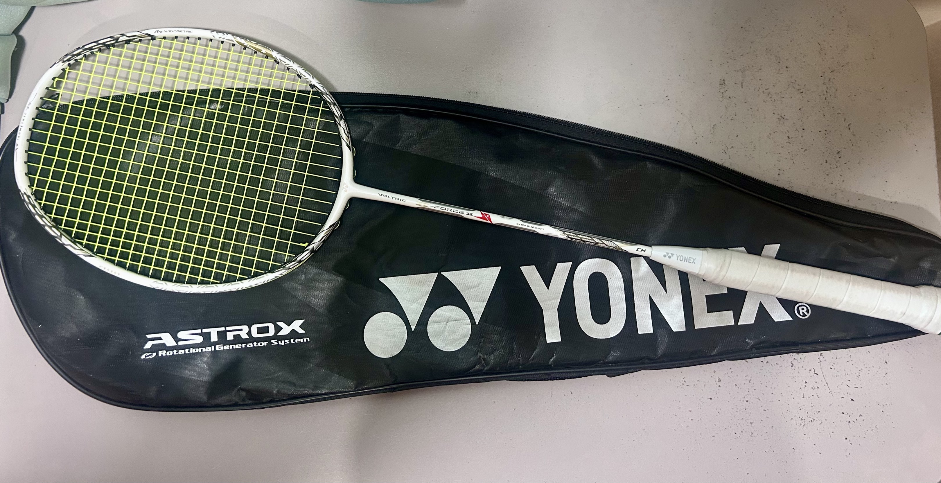 Yonex Astrox 100ZZ Kurenai Badminton Racket with Case (Used), Sports ...