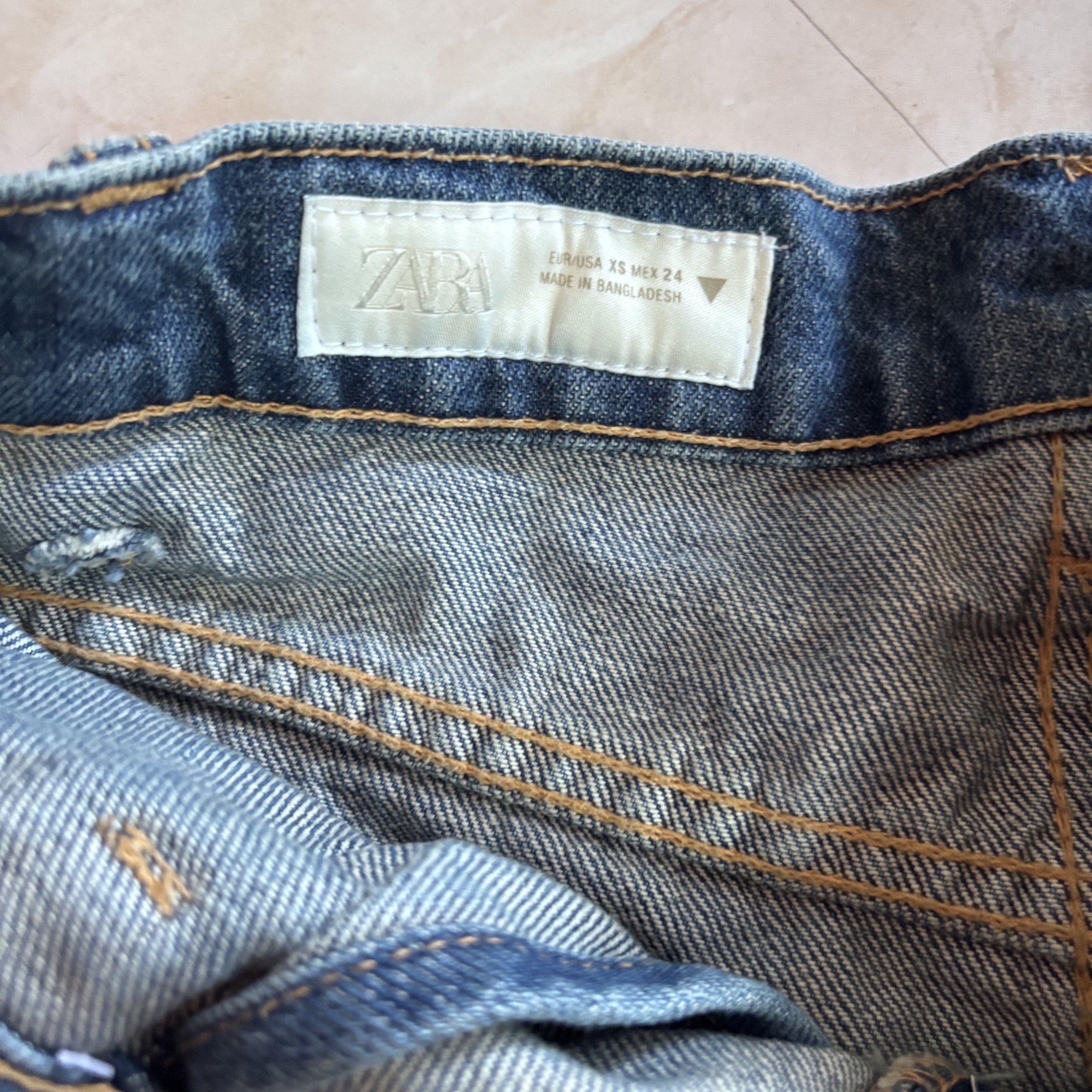 Zara Denim Jeans XS (Category: Jeans) located in Manila. Submitted by chanel0987 (Listing ID 1418982583, Image 1). Description: - Zara denim jeans - Size: XS - Classic denim wash - Button closure - Five-pocket design - Made in Bangladesh - Perfect for everyday wear.