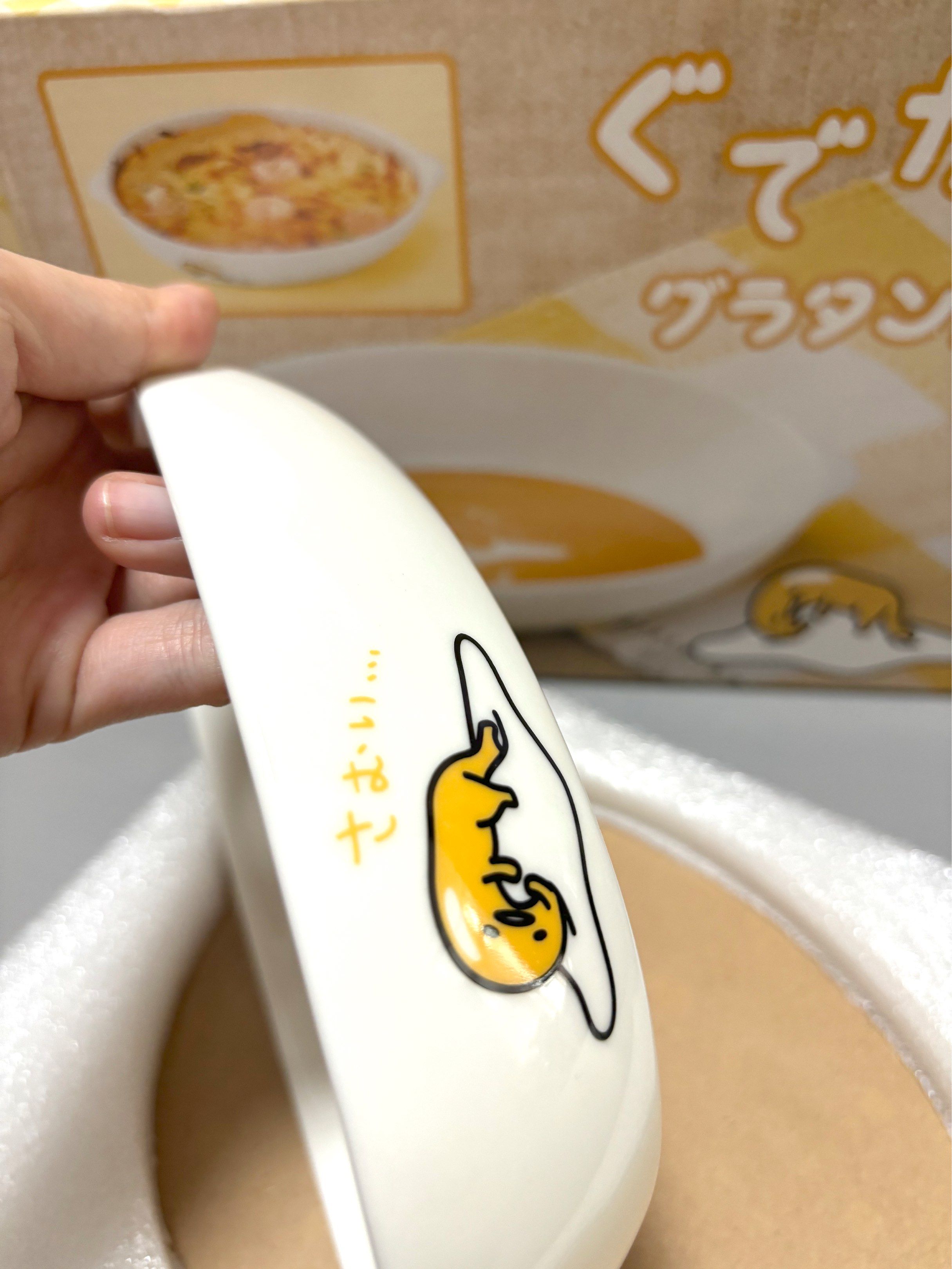💯 Authentic Sanrio Gudetama Baking Dish / Serving Plate (Category: Bakeware) located in Cebu City. Submitted by kawaiiparty (Listing ID 1420815534, Image 2). Description: Adorable Gudetama baking dish is perfect for making gratins! It features a cute Gudetama design on the inside and on the handle. The dish comes in its original packaging. It's a great addition to any kitchen and a must-have for Gudetama fans. It has been stored. No flaws .