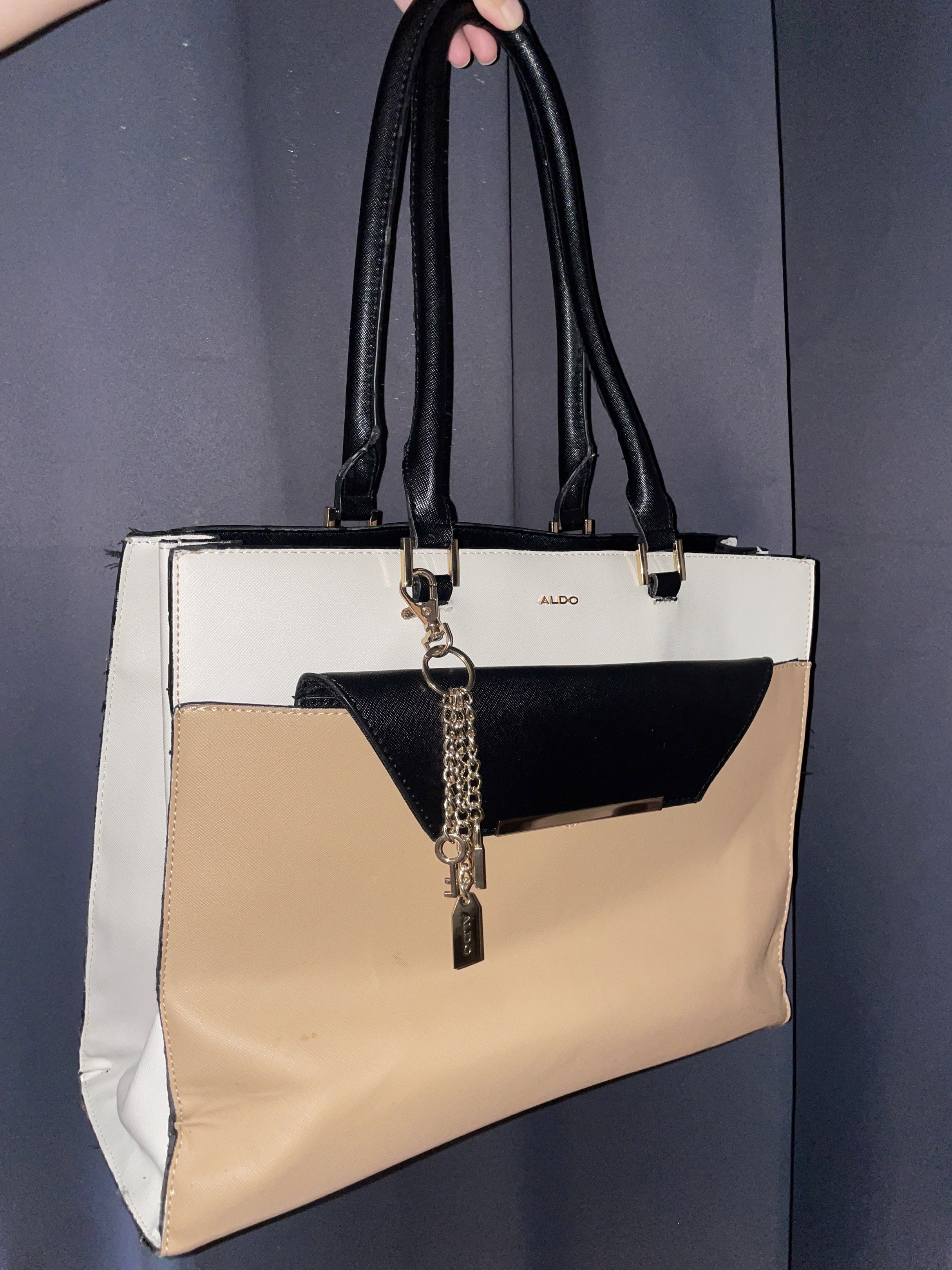 Aldo Tote Bag (Category: Tote Bags) located in Bulacan. Submitted by ynarandom (Listing ID 1420801681, Image 1). Description: twice lang nagamit but in good condi pa may minor mark lang sa bottom corner, check last photo! 😊.