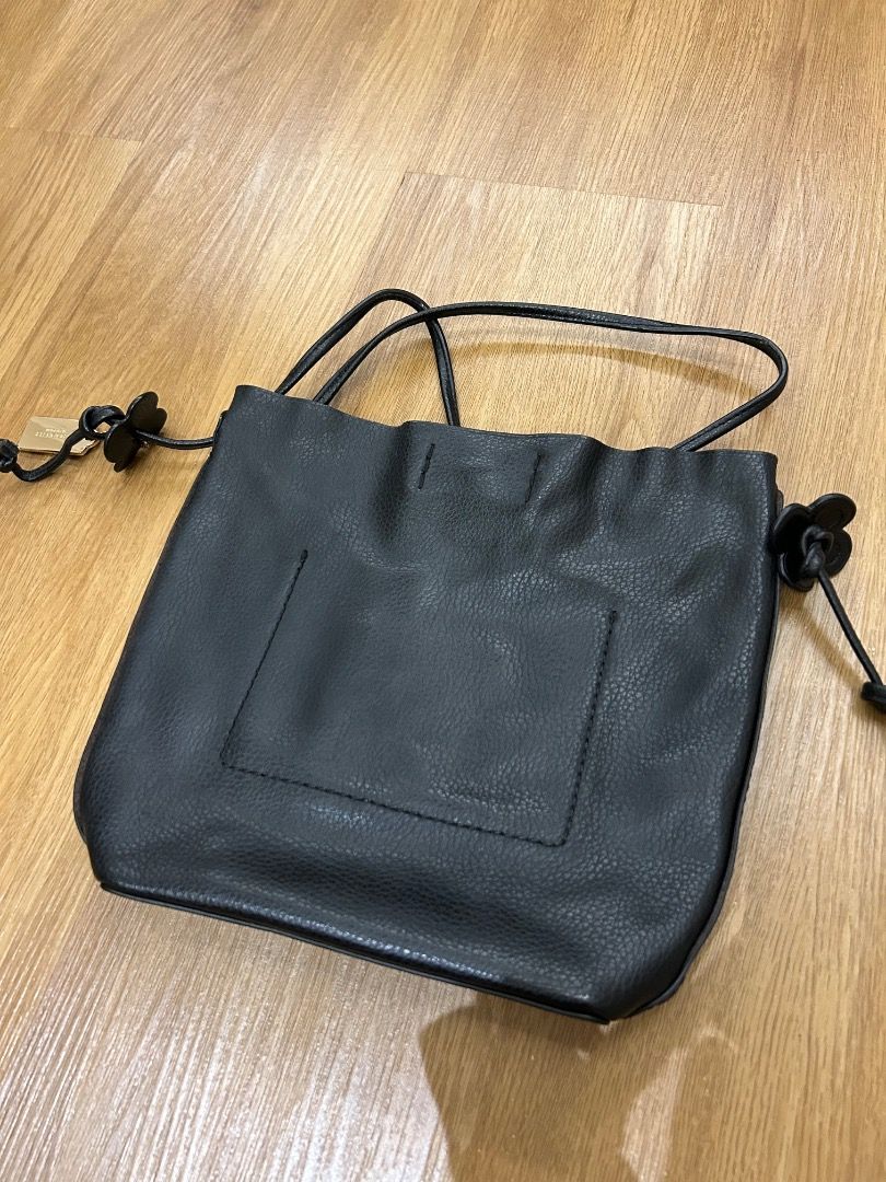 Authentic Coach shoulder/crossbody bag (Category: Luxury Bags & Wallets) located in Taguig. Submitted by discountedpcs (Listing ID 1420933442, Image 3). Description: .