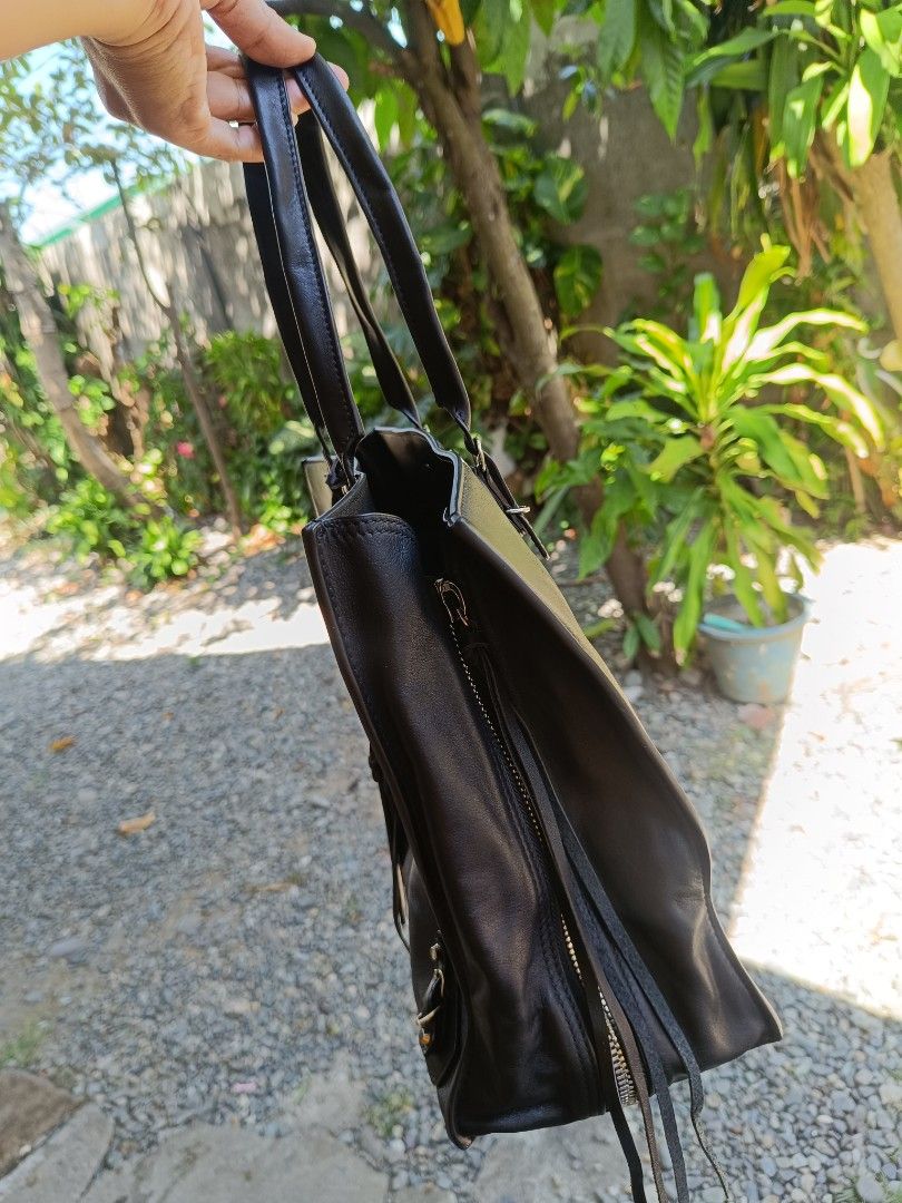 Balenciaga Papier Tote Bag (Category: Luxury Bags & Wallets) located in Mangaldan. Submitted by mceseucap18107 (Listing ID 1420800119, Image 3). Description: - Black leather Balenciaga tote bag -Coded -Expandable side zippers - Multiple interior pockets - Front zip pocket - Double handles and shoulder strap - Interior zip pocket with Balenciaga Paris label - Made in Italy - Includes serial number.