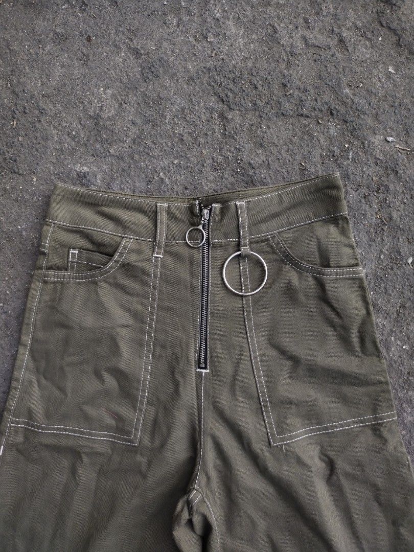 Bershka Wide Leg Pants (Category: Jeans) located in Manila. Submitted by danielryan73738 (Listing ID 1420865148, Image 3). Description: - Bershka wide-leg pants - Unique zipper detail with ring pull - High-waisted - Flattering wide-leg cut - Olive green color - Front and back pockets - Made in Turkey -w 13 l 40 leg op 12.5.