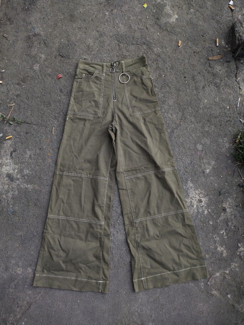 Bershka Wide Leg Pants (Category: Jeans) located in Manila. Submitted by danielryan73738 (Listing ID 1420865148, Image 1). Description: - Bershka wide-leg pants - Unique zipper detail with ring pull - High-waisted - Flattering wide-leg cut - Olive green color - Front and back pockets - Made in Turkey -w 13 l 40 leg op 12.5.