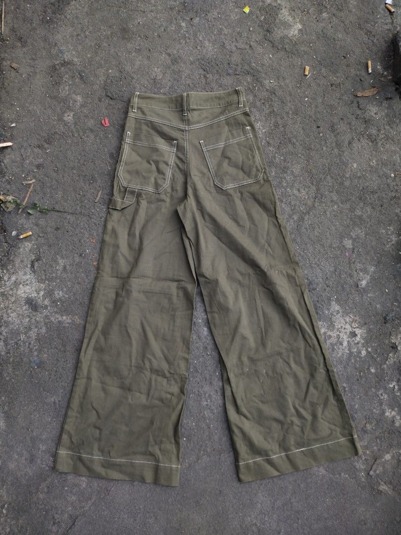 Bershka Wide Leg Pants (Category: Jeans) located in Manila. Submitted by danielryan73738 (Listing ID 1420865148, Image 2). Description: - Bershka wide-leg pants - Unique zipper detail with ring pull - High-waisted - Flattering wide-leg cut - Olive green color - Front and back pockets - Made in Turkey -w 13 l 40 leg op 12.5.