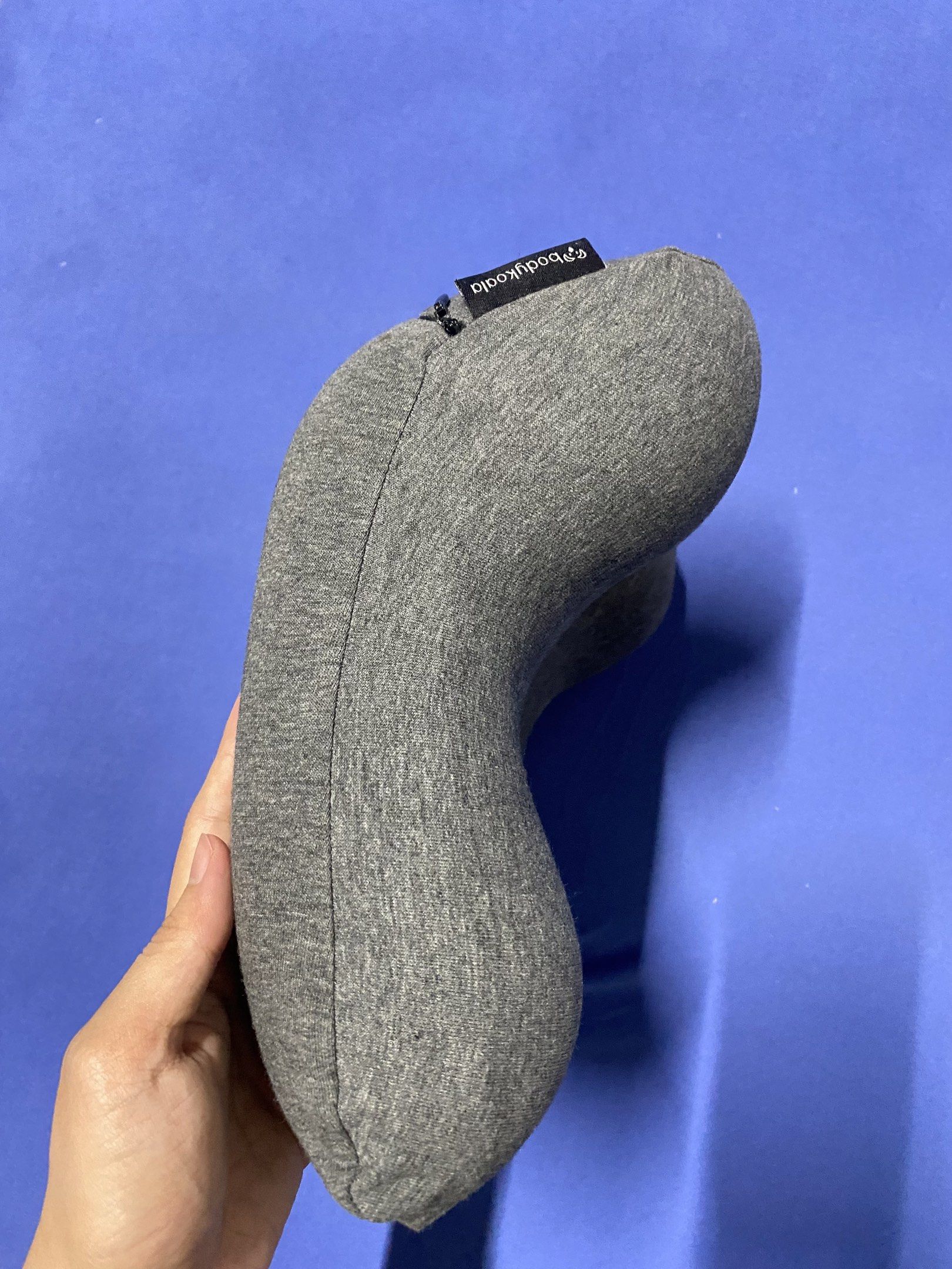 Body Koala Universal Nap Pillow (Category: Everything Else Others) located in Makati City. Submitted by r.cat (Listing ID 1420891415, Image 3). Description: - Body Koala Universal Nap Pillow memory foam - Space Gray color - Unique and comfortable design - Perfect for naps and relaxation - RFS: barely used, just in stock - Meetups available at Metro Point Mall, Pasay City (Php 30 handling fee applies).