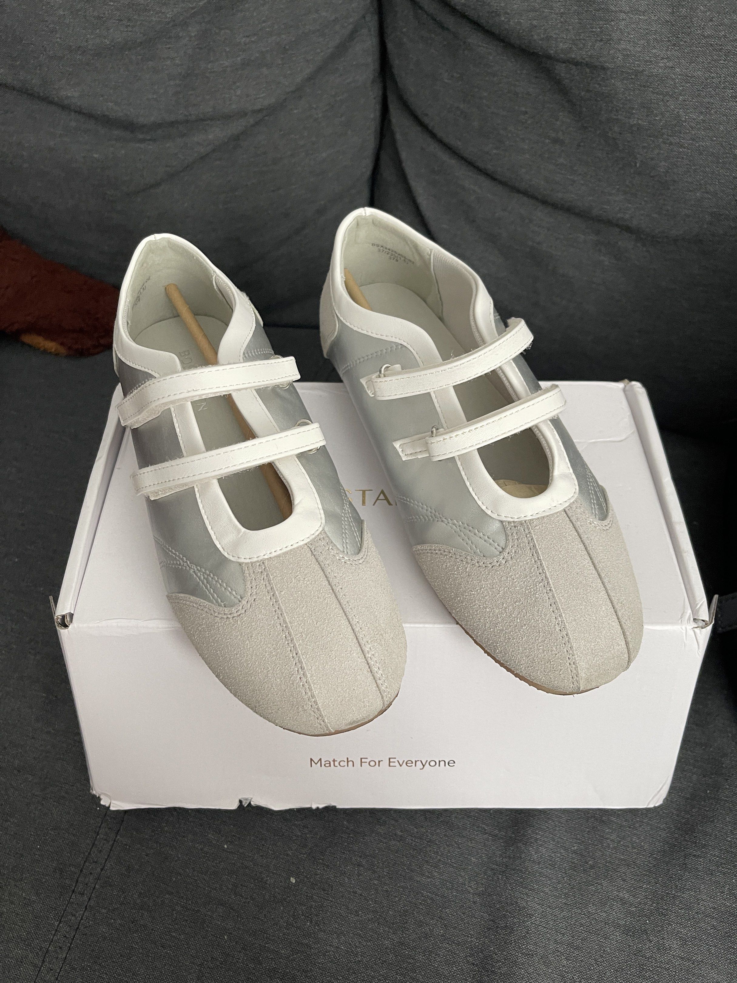Bostanten Mary Jane Ballet Flat Shoes (Category: Flats & Sandals) located in Dasmarinas. Submitted by xlbbloomy (Listing ID 1420793533, Image 2). Description: USED * LIKE NEW CONDITION BOSTANTEN BRANDED SHOES * Size: 37 * Color: Gray * Material: PU Suede and Faux Leather * RFS: Not in use * Mode of delivery: Lalamove or J&T Delivery * Mode of payment: Gcash only.