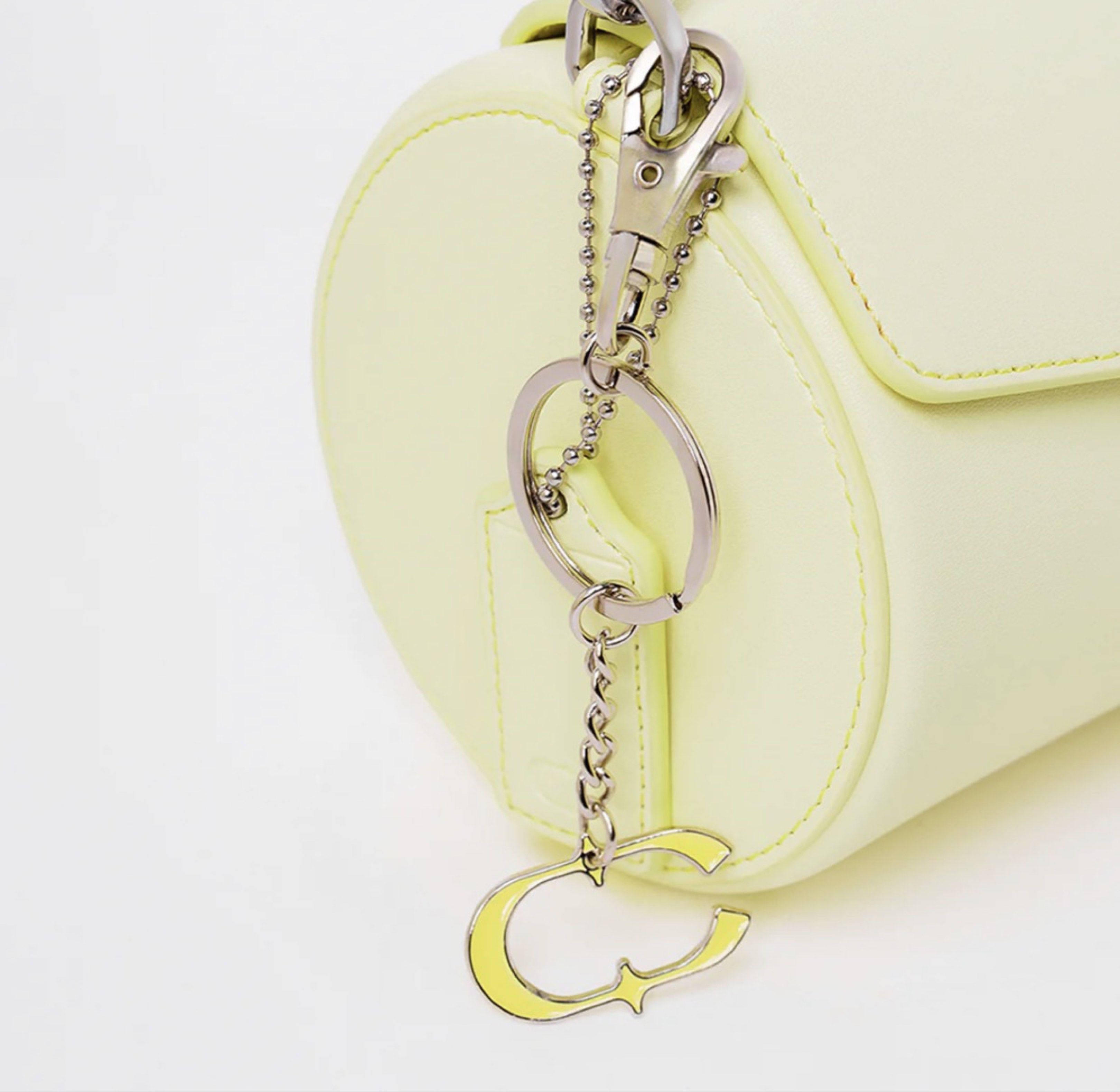 CAKENIS Club Rallyette Bag Yellow (Category: Shoulder Bags) located in Shah Alam. Submitted by bale144 (Listing ID 1420861067, Image 3). Description: CAKENIS Club Rallyette Bag Yellow Never Used Colour : Yellow (butter) Selling Price : RM250nego Condition : 10/10 COD : Shah Alam / Cyberjaya.