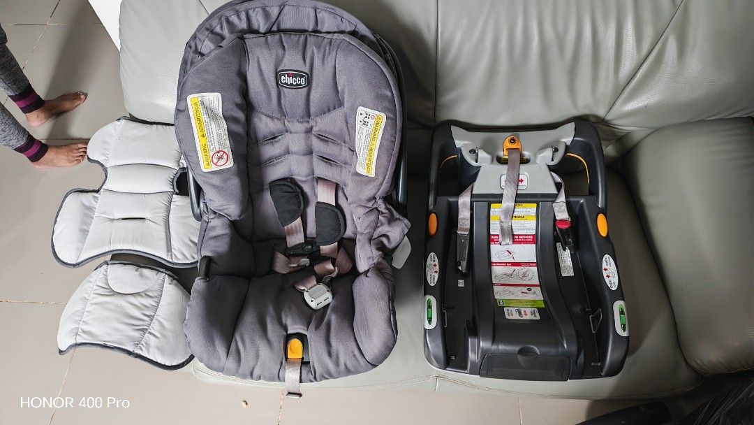 Chicco Keyfit Infant Car Seat (Category: Car Seats) located in Calamba. Submitted by puremoon_99c9e1 (Listing ID 1420750304, Image 3). Description: - Chicco Keyfit infant car seat included. - Comes with base and infant inserts. - Features a gray seat. - Includes a harness system and canopy. - Base has a level indicator for easy installation..