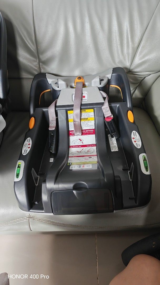 Chicco Keyfit Infant Car Seat (Category: Car Seats) located in Calamba. Submitted by puremoon_99c9e1 (Listing ID 1420750304, Image 2). Description: - Chicco Keyfit infant car seat included. - Comes with base and infant inserts. - Features a gray seat. - Includes a harness system and canopy. - Base has a level indicator for easy installation..