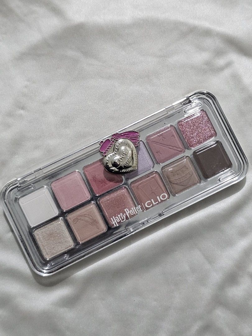 CLIO Harry Potter Pro Eye Palette 17 (Category: Makeup) located in Pasig City. Submitted by pupcld (Listing ID 1420900732, Image 2). Description: It features a variety of eyeshadow colors, including shimmers and mattes. The palette comes with a clear case and a decorative charm. The original box is also included..