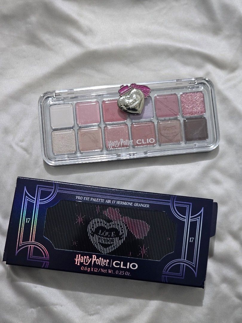 CLIO Harry Potter Pro Eye Palette 17 (Category: Makeup) located in Pasig City. Submitted by pupcld (Listing ID 1420900732, Image 1). Description: It features a variety of eyeshadow colors, including shimmers and mattes. The palette comes with a clear case and a decorative charm. The original box is also included..