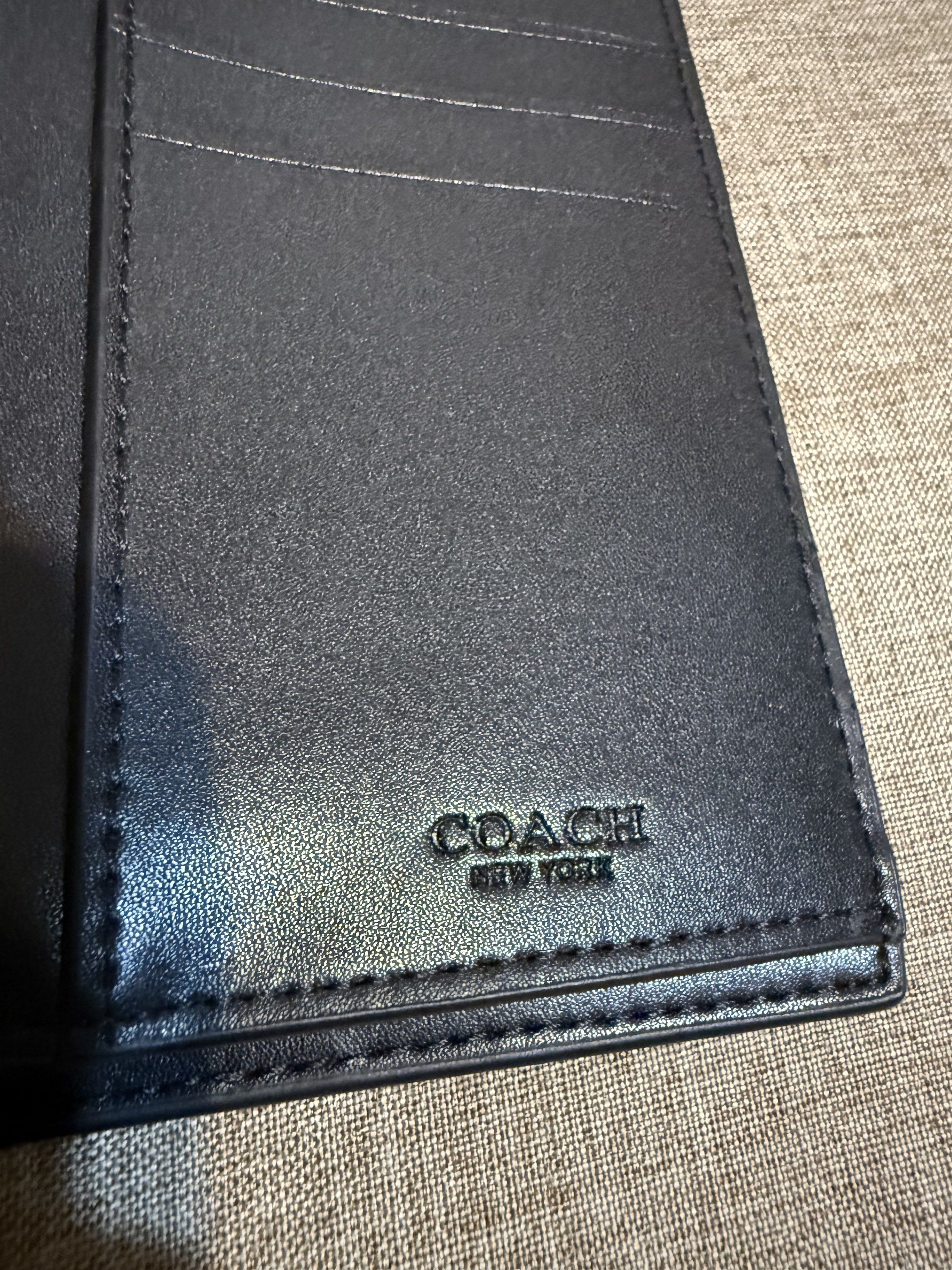 Coach Long Wallet (Category: Luxury Bags & Wallets) located in Santa Rosa. Submitted by jaydee22 (Listing ID 1420787885, Image 2). Description: good as new Orig.