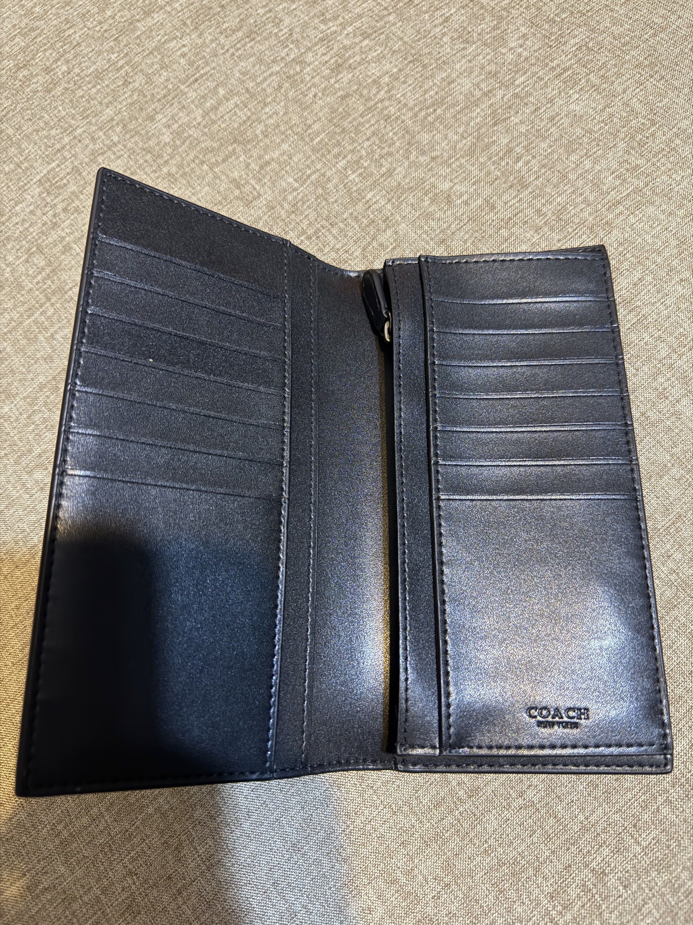 Coach Long Wallet (Category: Luxury Bags & Wallets) located in Santa Rosa. Submitted by jaydee22 (Listing ID 1420787885, Image 3). Description: good as new Orig.