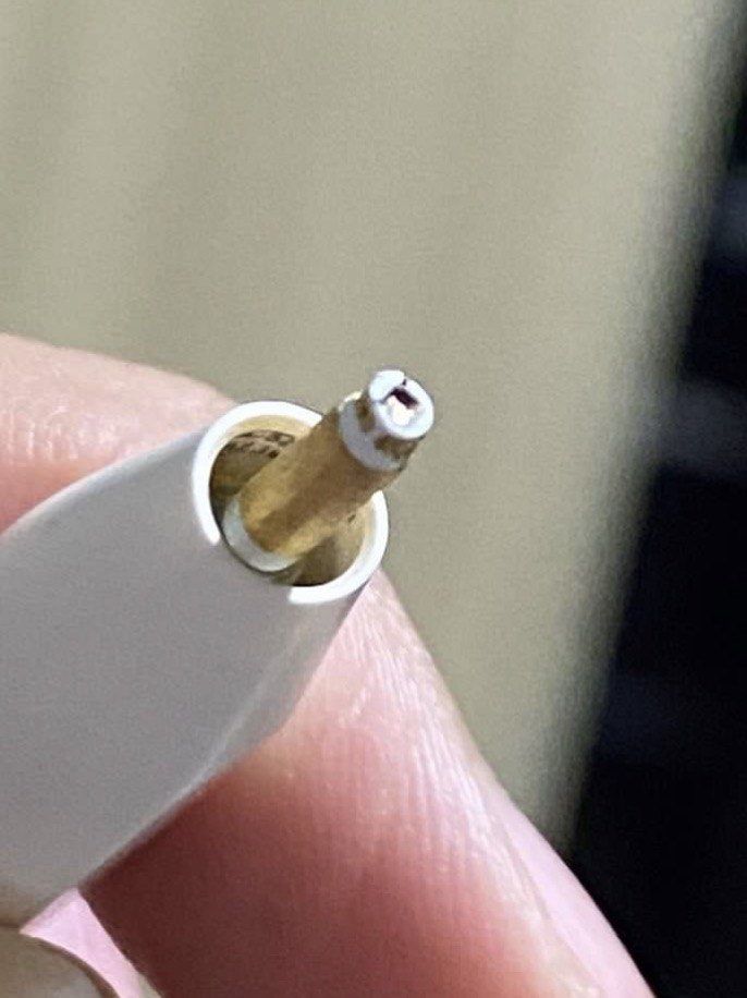 defective apple pencil- tip not included (Category: iPad) located in Manila. Submitted by zileeecloset (Listing ID 1420860956, Image 1). Description: Apple Pencil (2nd Gen) - Defective / For Parts Description: • Apple Pencil 2nd Generation • Fully charges and connects to iPad, double-tap feature works Defective: Cannot draw/write on iPad No original box or receipt • Sold as-is, ideal for repair or parts.