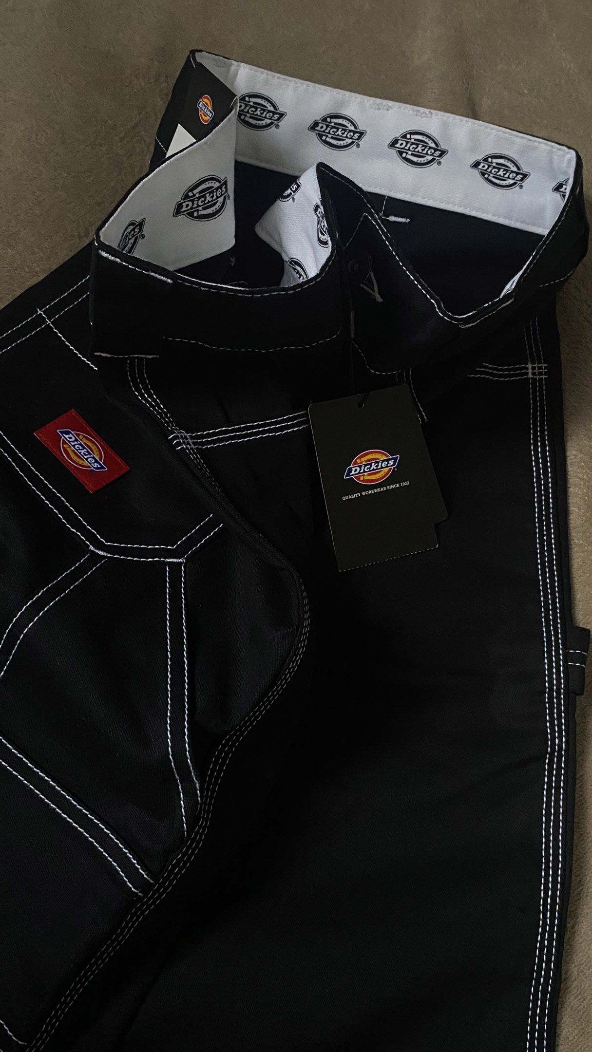 Dickies contrast stitch shorts (Category: Activewear) located in Calamba. Submitted by mierda (Listing ID 1420910337, Image 2). Description: DICKIES SHORTS CONTRAST STITCH LIKE NEW CONDITION SIZE 30 ON TAG DECLUTTERING.