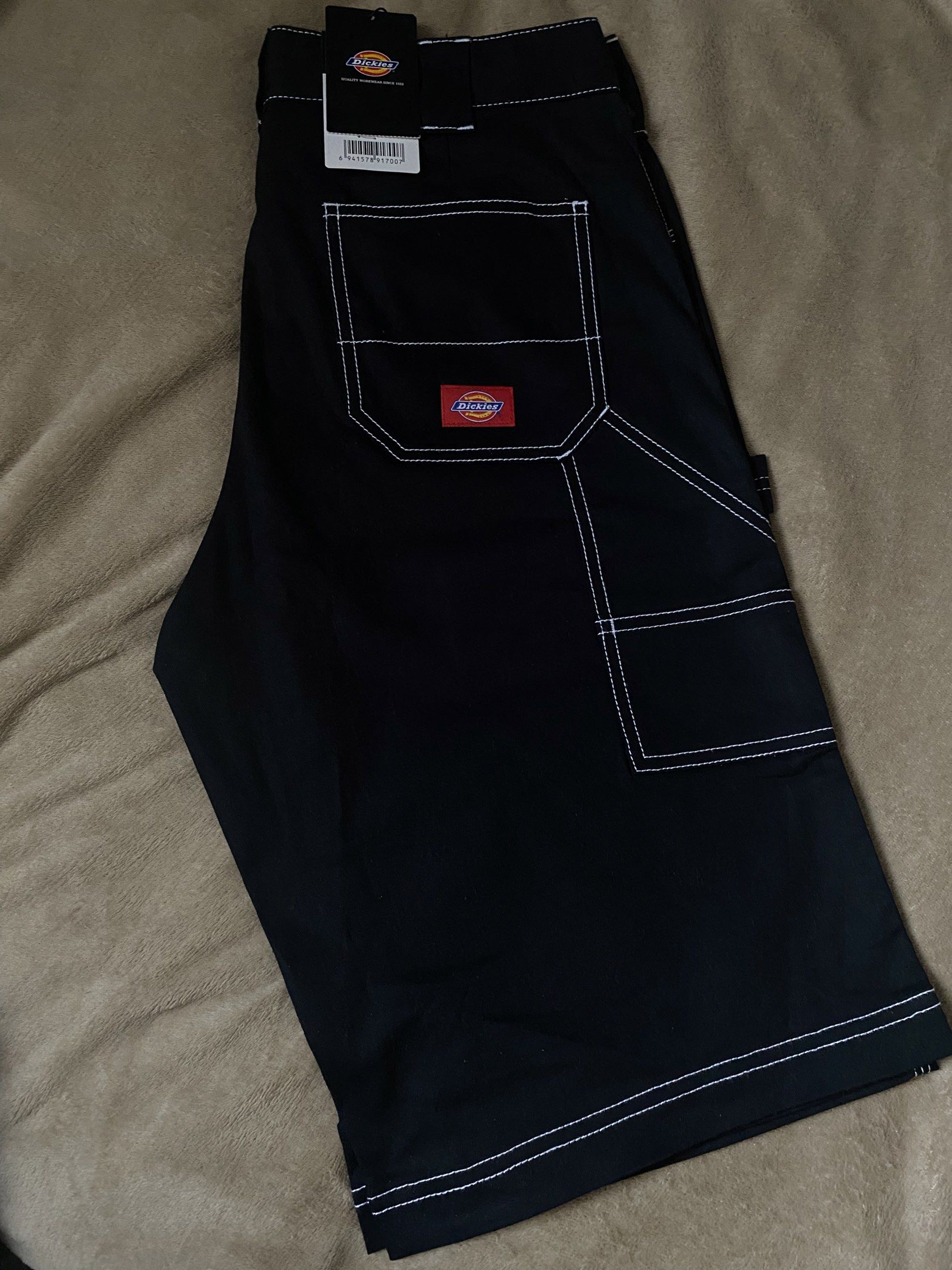 Dickies contrast stitch shorts (Category: Activewear) located in Calamba. Submitted by mierda (Listing ID 1420910337, Image 1). Description: DICKIES SHORTS CONTRAST STITCH LIKE NEW CONDITION SIZE 30 ON TAG DECLUTTERING.