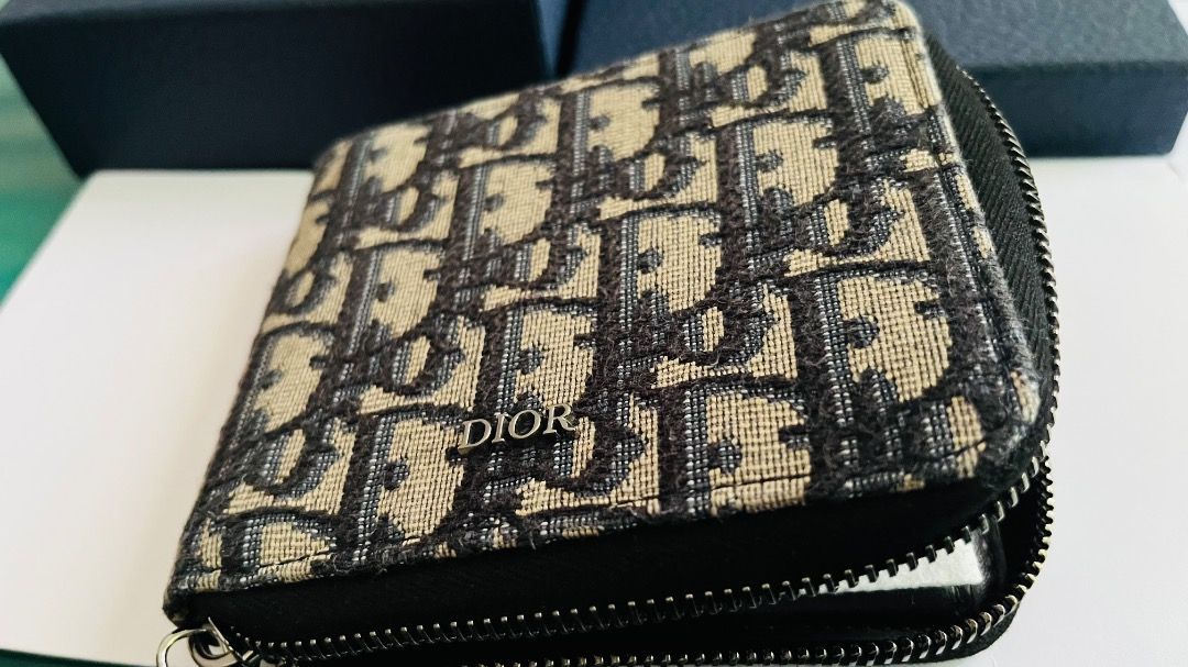 Dior Oblique Wallet Beige/Black | Authentic | Like New | Complete (Category: Luxury Bags & Wallets) located in Las Pinas. Submitted by jlj55 (Listing ID 1420879870, Image 3). Description: #BUY WITH CONFIDENCE **PLEASE READ BEFORE MAKING AN INQUIRY** 👍🏻 100% authentic / guaranteed authentic 👍🏻 Complete inclusions as shown 👍🏻 Please see photos for condition 👍🏻 Established Carousell seller with excellent transaction history - Dior zipped wal