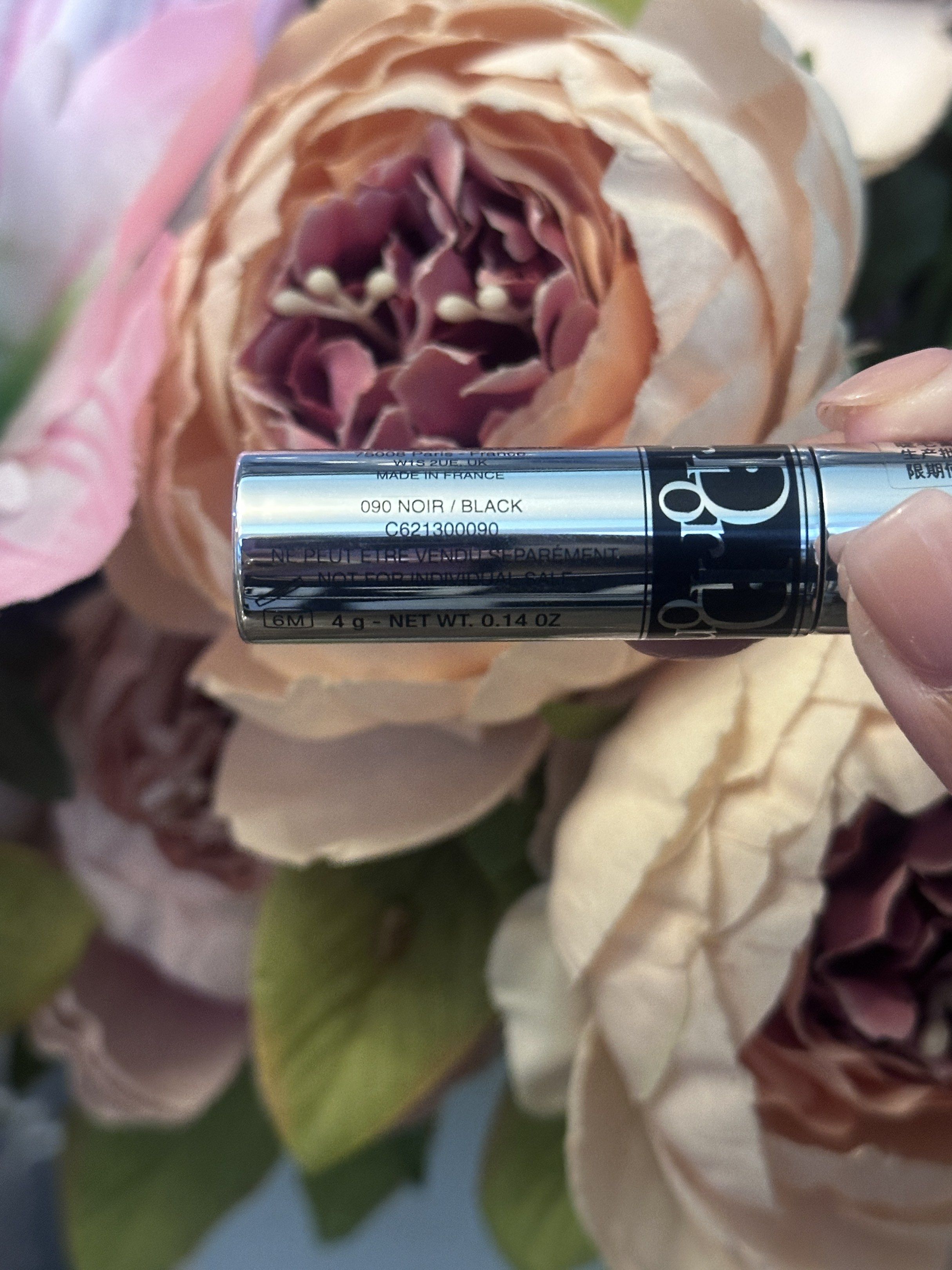 DIORSHOW ICONIC OVERCURL MASCARA (4G) (Category: Makeup) located in Legazpi City. Submitted by yzzyvvl (Listing ID 1420863999, Image 2). Description: Please note: This is a 4g mascara in the shade 090 Noir (Black).No box included — product only. 100% AUTHENTIC.