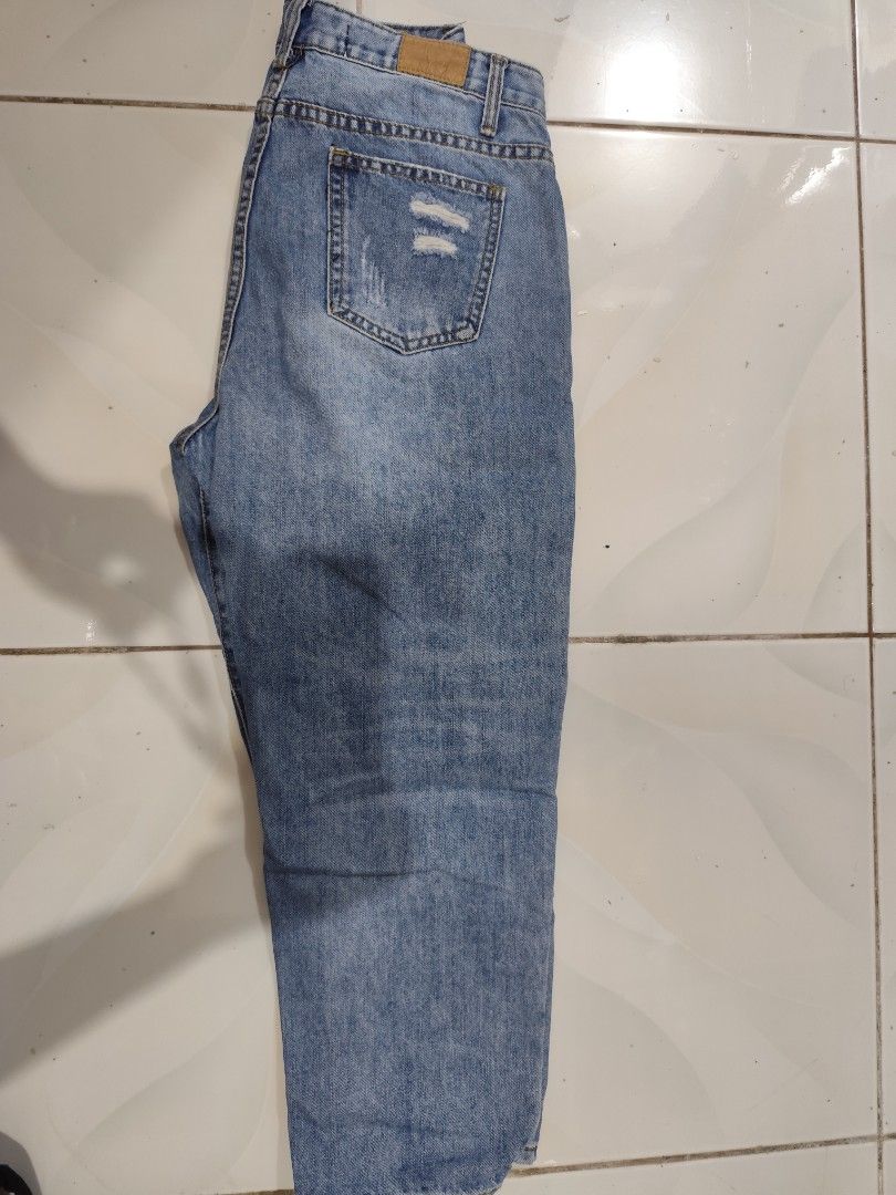 Distressed Mom's Denim Jeans (Category: Jeans) located in Quezon City. Submitted by melsc (Listing ID 1420931526, Image 2). Description: PRELOVED SIZE :27-28 MOM'S JEANS - Light blue denim jeans - Distressed detailing - Classic five-pocket design - Button and zipper closure - Ripped details on the front - Light blue wash - Regular fit - Perfect for casual wear.