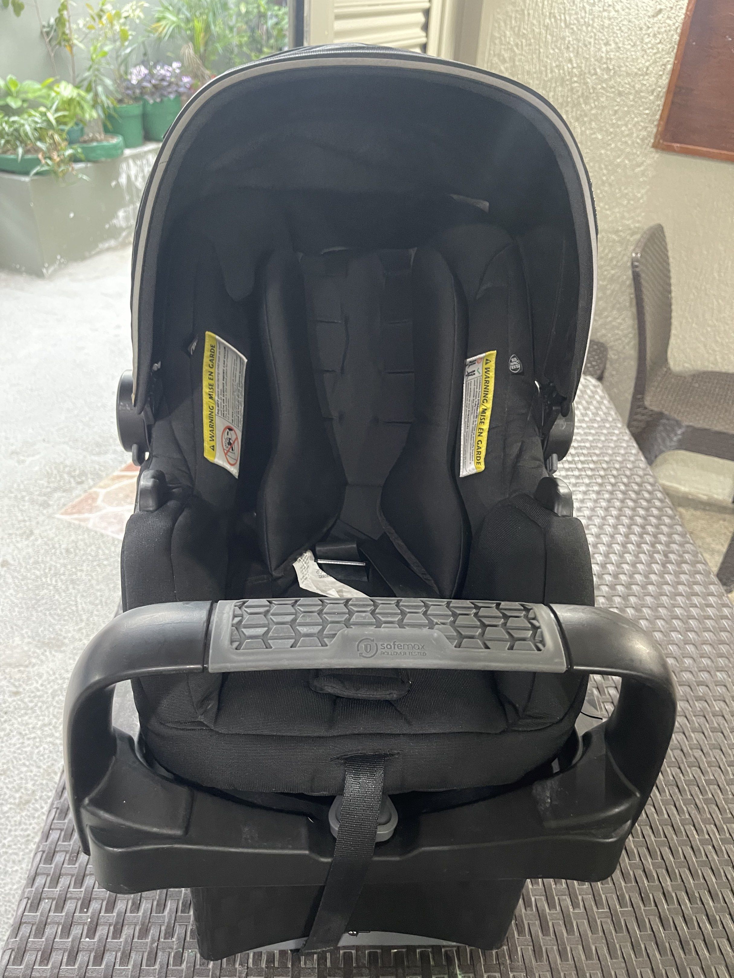 Evenflo Infant Car Seat (Category: Car Seats) located in Quezon City. Submitted by tabbybabby (Listing ID 1420854526, Image 2). Description: - Evenflo infant car seat - Black color - Includes base for easy installation - Features a canopy - Has a carrying handle - Equipped with safety straps.