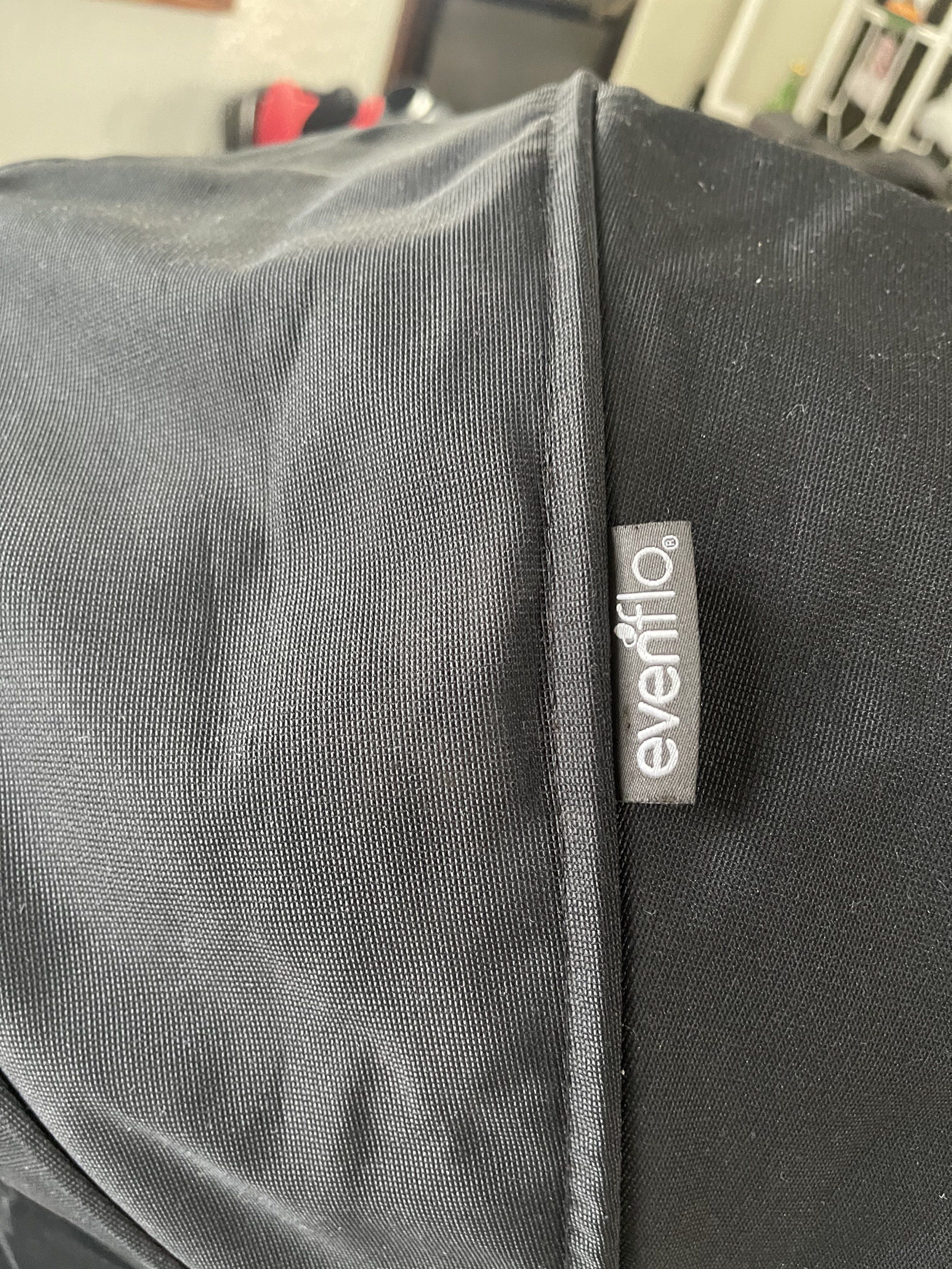 Evenflo Infant Car Seat (Category: Car Seats) located in Quezon City. Submitted by tabbybabby (Listing ID 1420854526, Image 3). Description: - Evenflo infant car seat - Black color - Includes base for easy installation - Features a canopy - Has a carrying handle - Equipped with safety straps.