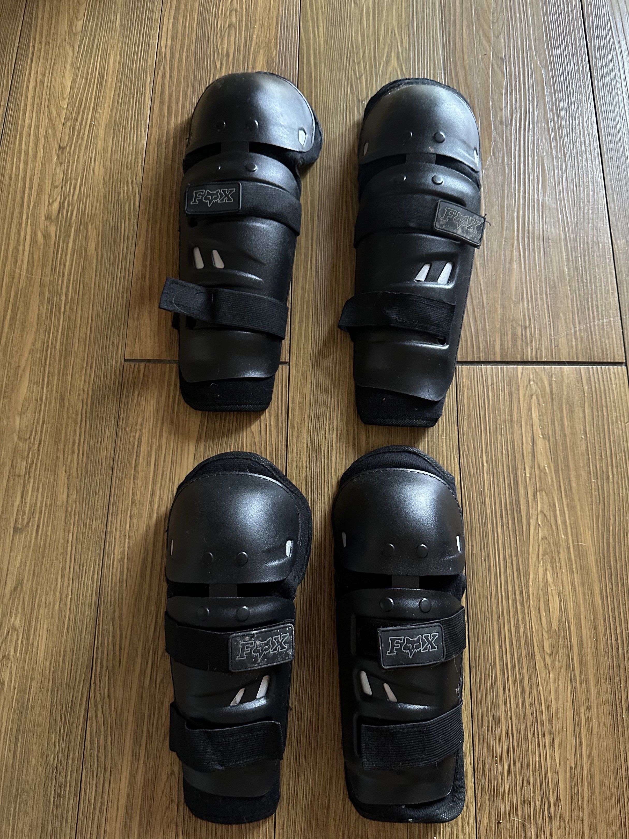 Fox Knee and Shin Guards (Category: Other Sports Equipment and Supplies) located in Caloocan City. Submitted by 2ndfash (Listing ID 1420816447, Image 1). Description: Set of Fox knee and shin guards. Features adjustable straps for a secure fit. The guards are black. The Fox logo is visible on the straps. Designed to protect knees and shins. Suitable for various activities..