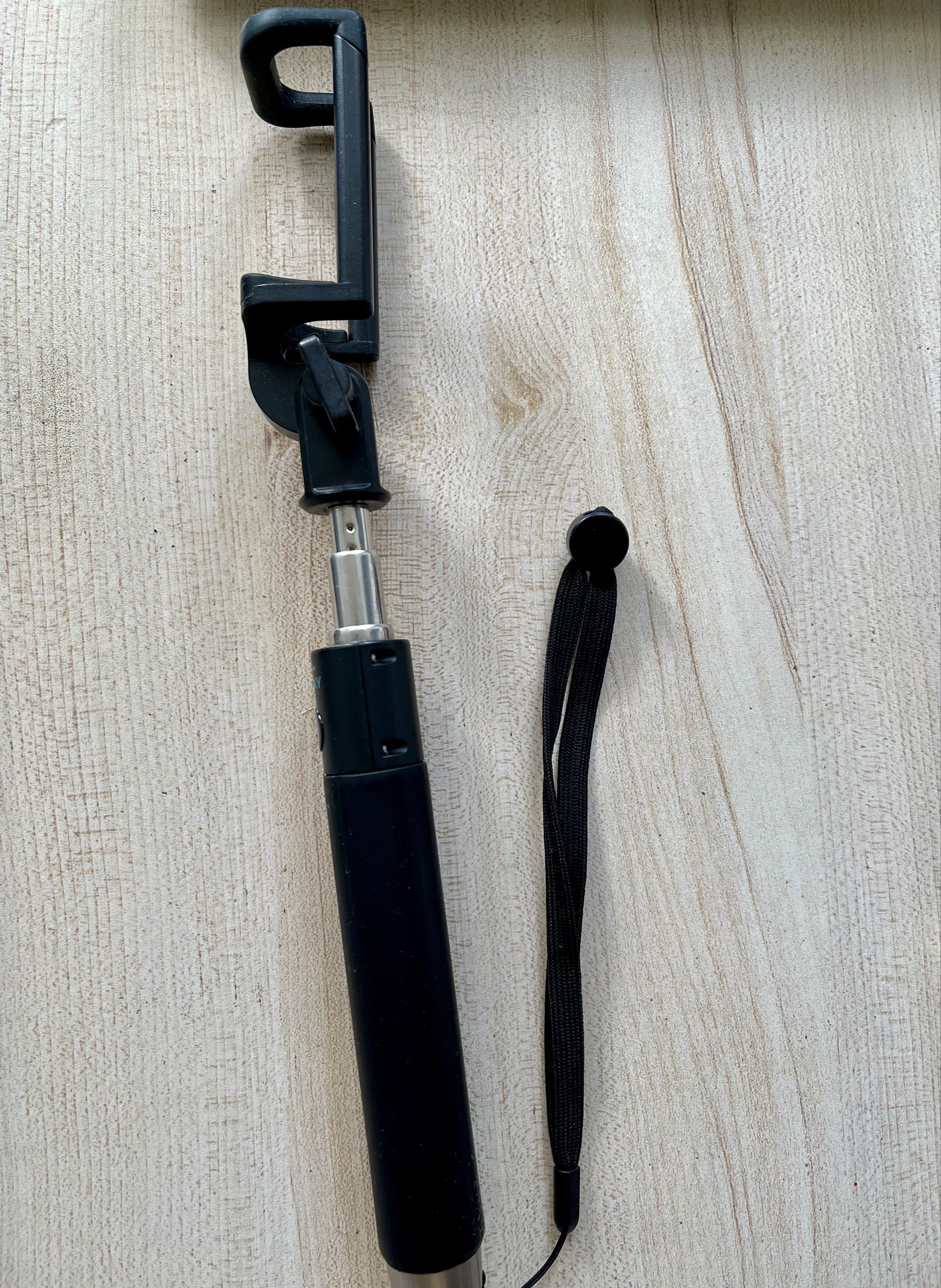 Monopod for Galaxy (Category: Tripods & Monopods) located in Cainta. Submitted by dette97 (Listing ID 1420865667, Image 2). Description: Monopod for Galaxy This selfie stick can be used with iPhones and Android phones. Weight: 148g Dimension: 185 x 40 x 30mm (720mm Max) Color: Black Sapphire Selling for: Php100 RFS: Decluttering.