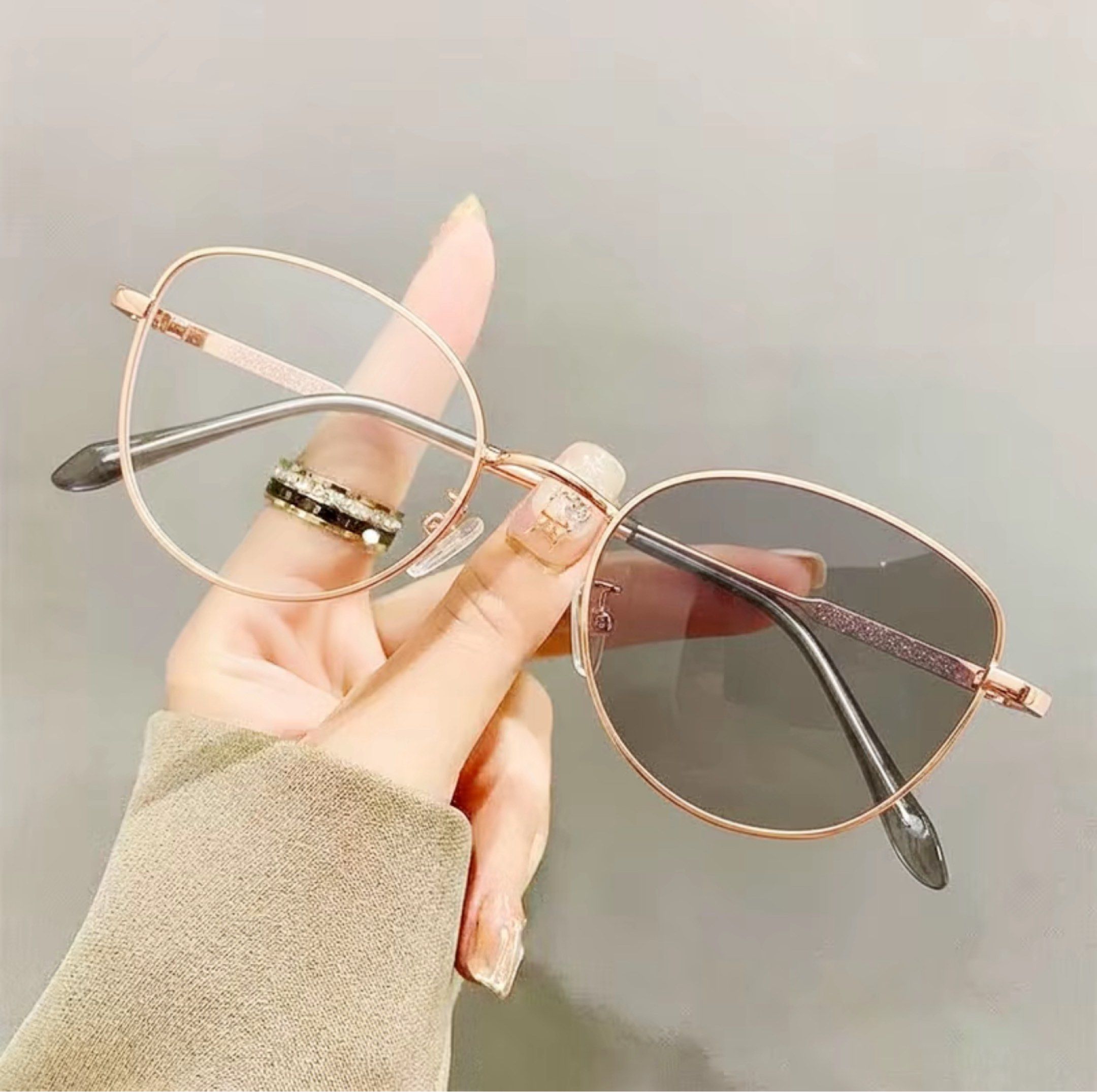 Graded Glasses (Category: Sunglasses & Eyewear) located in Malabon City. Submitted by truefalcon.8893c2 (Listing ID 1420877464, Image 2). Description: Used only once Cat-eye style Myopia glasses Photochromic lenses (darkens upon exposure to sunlight and return to a clear indoors) Grade: -250 Original price: 170 pesos (tiktok shop) RSF: Hindi bagay ang frame sa akin :)) Message me for more pics.