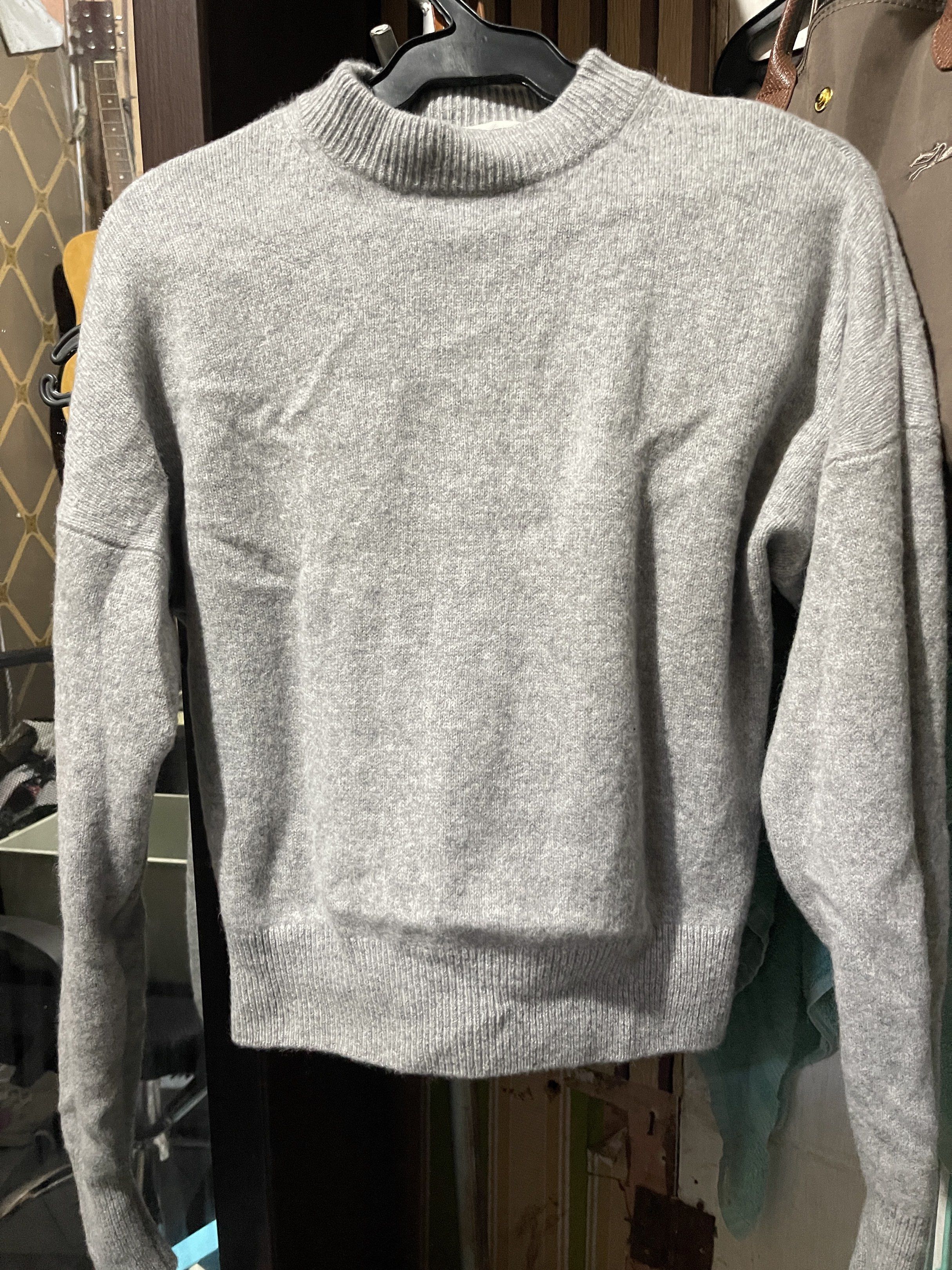 Uniqlo Gray Mock Neck Sweater (Category: Coats, Jackets and Outerwear) located in Muntinlupa City. Submitted by boldwind_e2660b (Listing ID 1420829000, Image 1). Description: - Gray mock neck sweater - Cropped style - Long sleeves - Ribbed hem and cuffs - Soft and comfortable material - Perfect for layering.