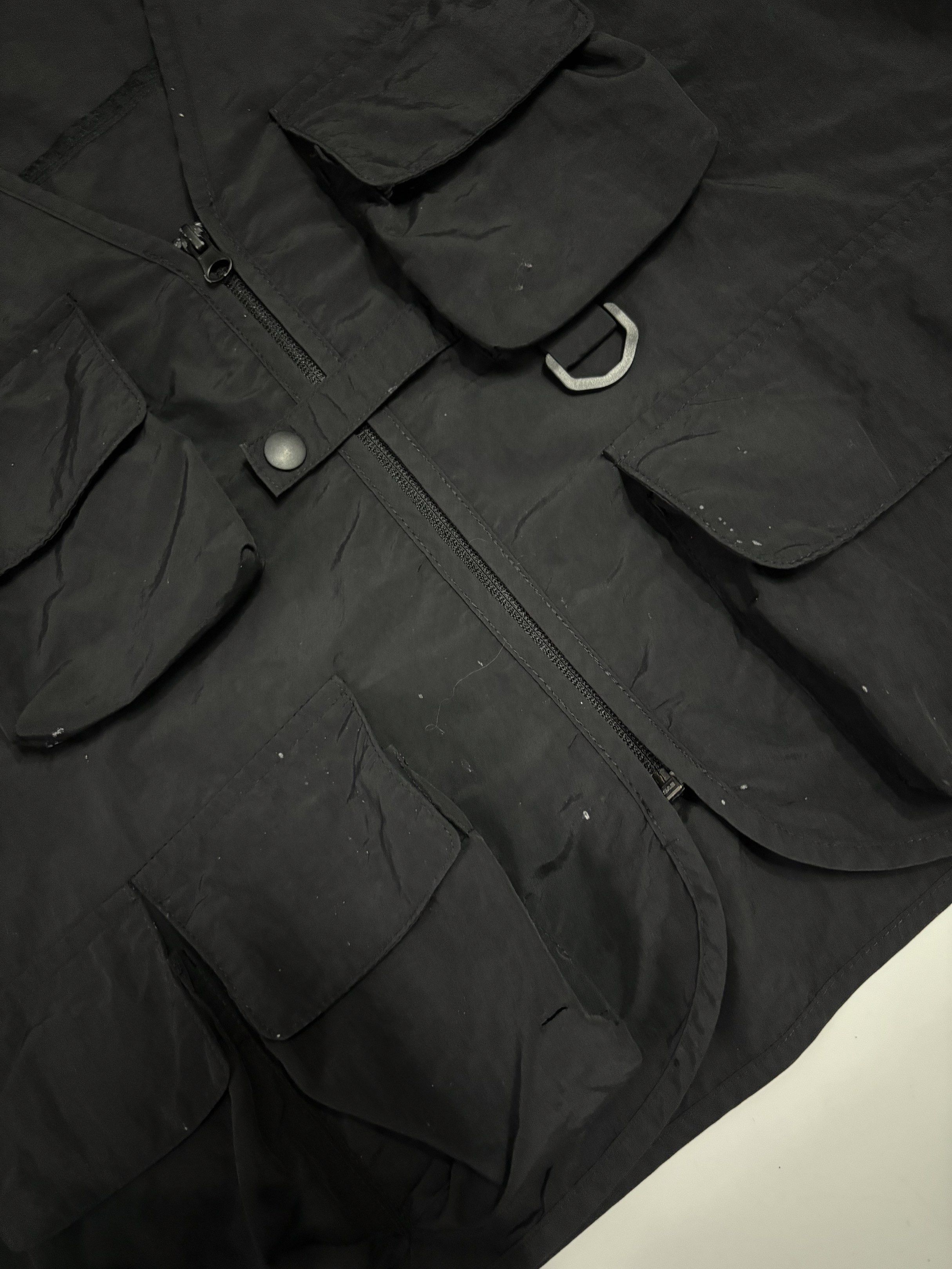 GU Black Utility Vest (Category: Vests) located in Manila. Submitted by Caps4everyone (Listing ID 1420879345, Image 3). Description: For sale only Wolf gildan shirt Price: 600 Size: medium Issue: white marks Location:caloocan Shipping: lbc and lalamove Pm for sure buyer only.