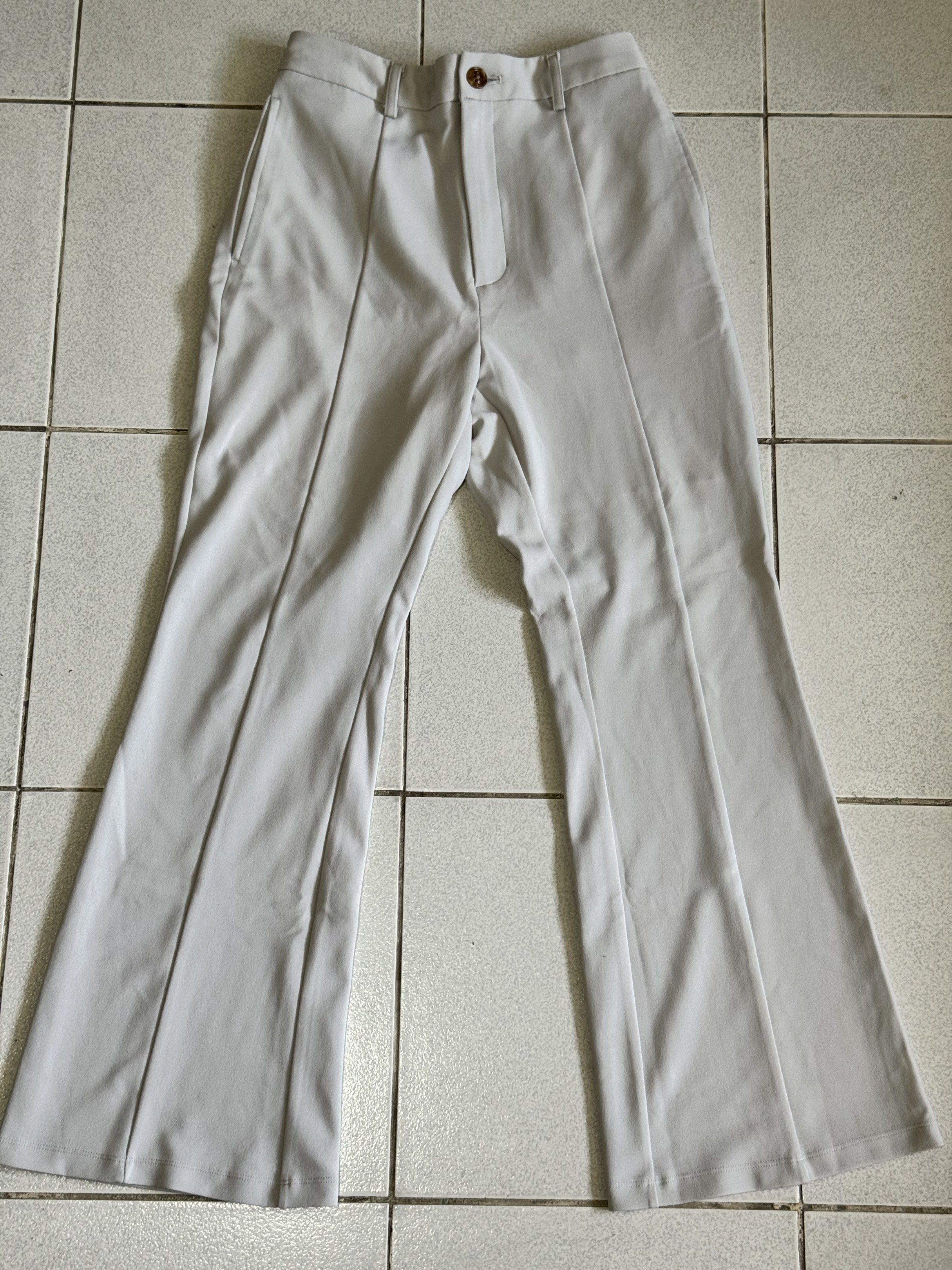 RUSH❌GU Flare Pants (Category: Other Bottoms) located in Palayan City. Submitted by decluttering_2018 (Listing ID 1420935220, Image 1). Description: - GU light grey flare pants - Size: M - Features: - Button and zipper closure - Side pockets - Pleated front - Elastic waistband at the back - Material: Polyester and polyurethane blend.