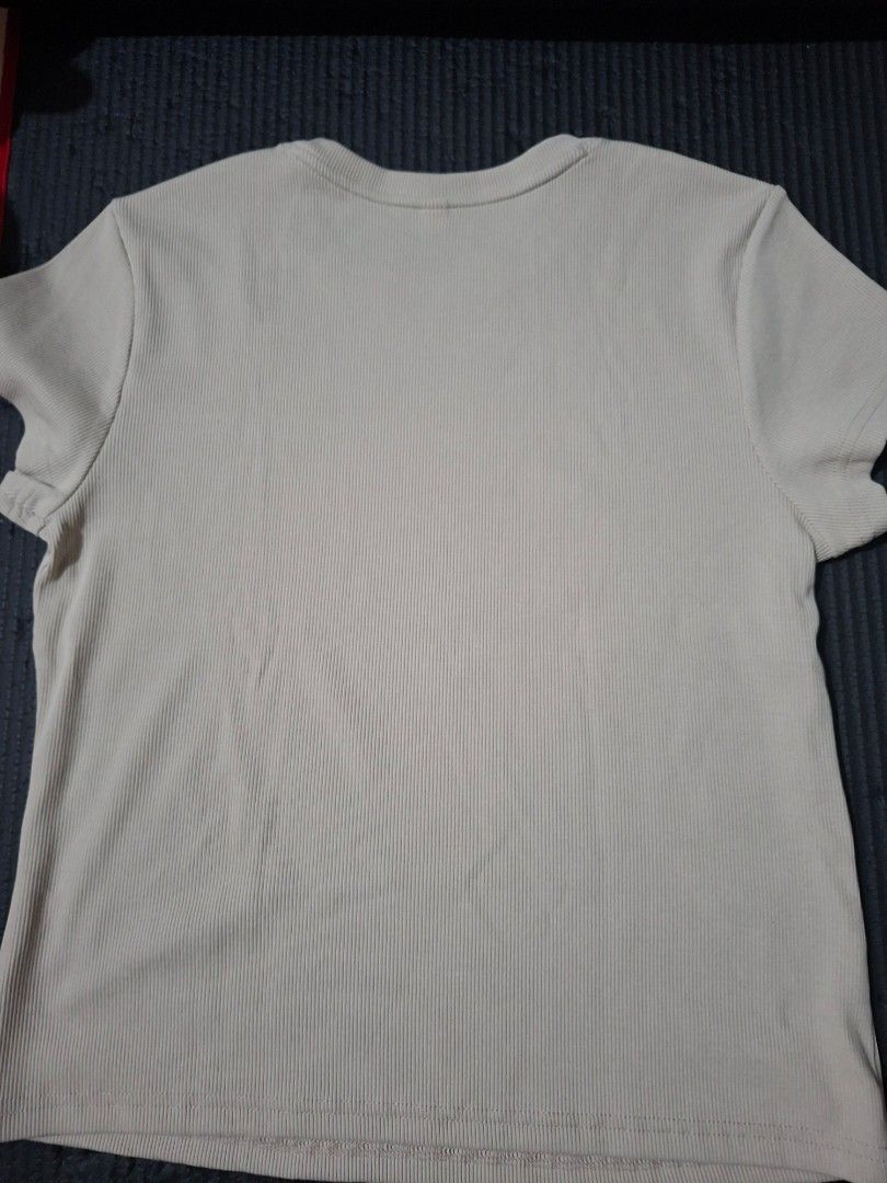 GU Ribbed T-shirt XL (Category: Shirts) located in Cabanatuan. Submitted by thriftytrix (Listing ID 1420907462, Image 3). Description: To swap with any item..toiletries , any clothes or what you can offer. Bought this at 550pesos and the tag was just removed to fit. RFS: Quite tight for me..