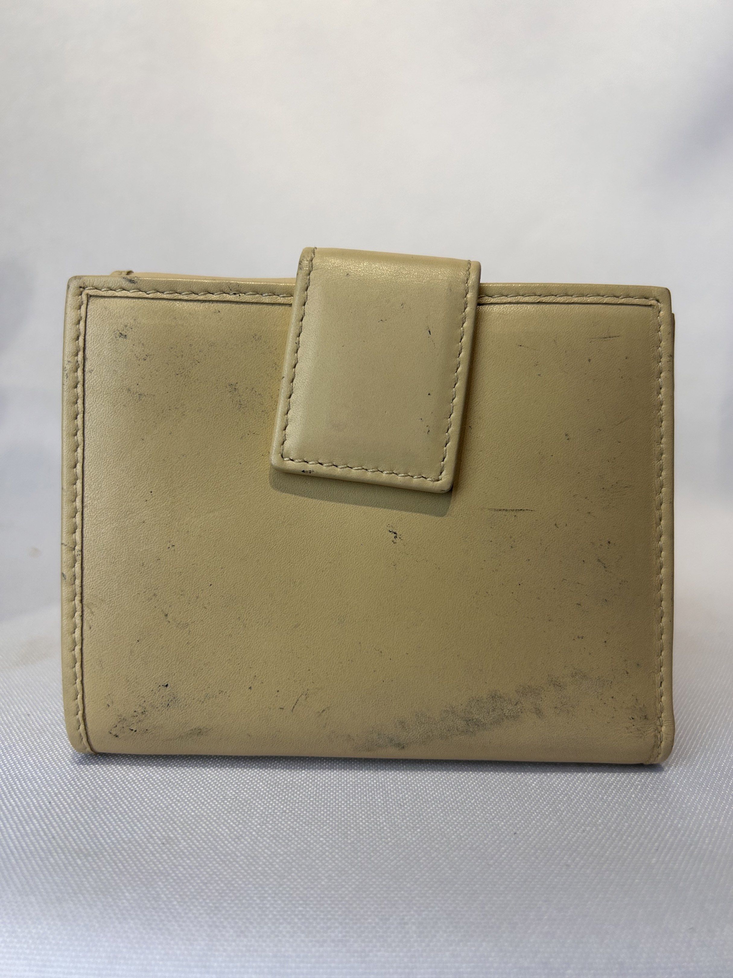 GUCCI Vintage Wallet. (Category: Luxury Bags & Wallets) located in Manila. Submitted by originalvintagebagph (Listing ID 1420901283, Image 3). Description: Issue - madumi! Ikaw na magnlinis! Maayos ang wallet, malinaw ang pictures wala na ako eexplain! Bawal sa maarte! Mahal ang gucci - Authentic GUCCI Vintage Wallet - Made in Italy - Features a classic design - Compact and functional - Perfect for those who appreciate vintage luxury.