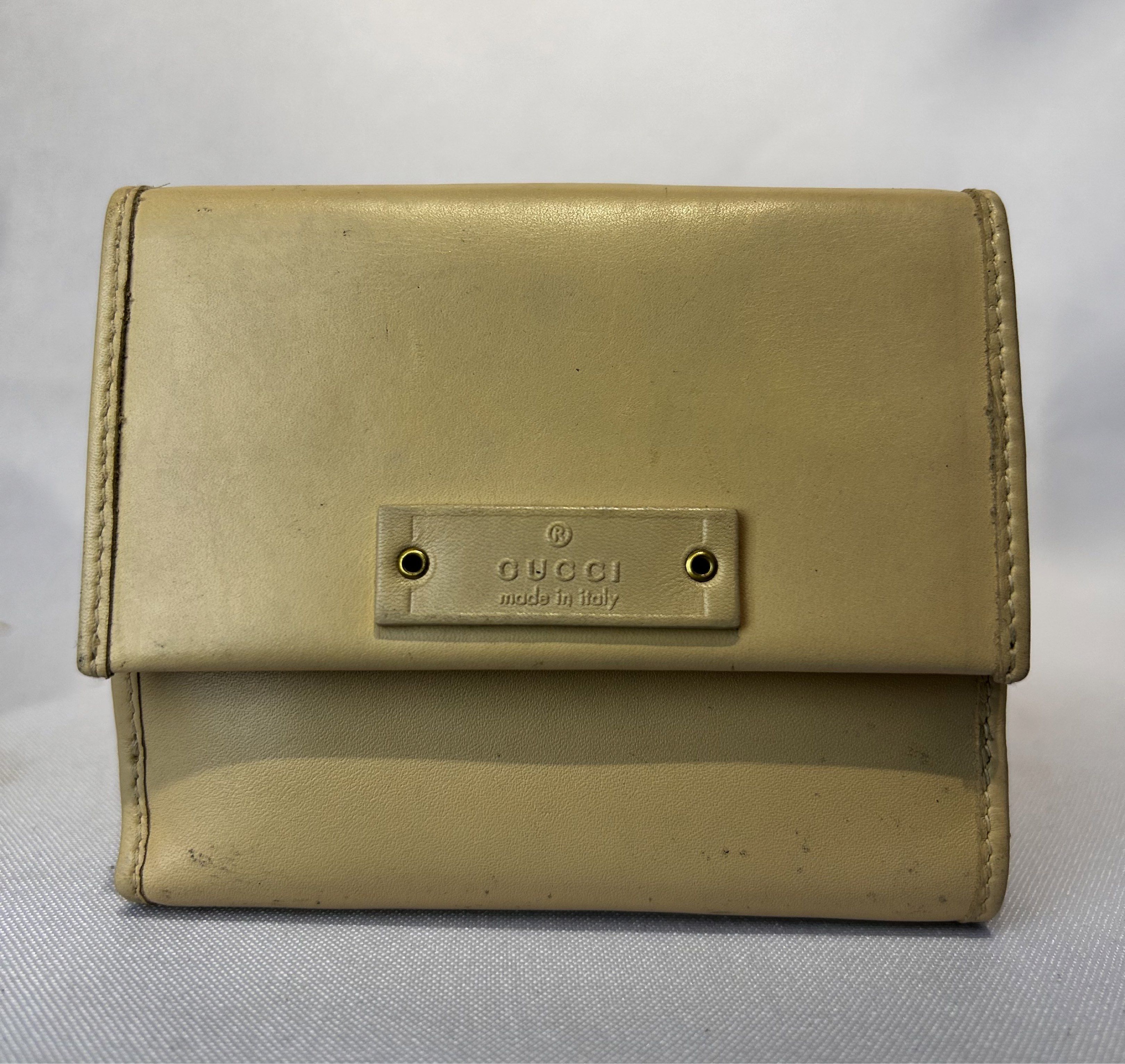 GUCCI Vintage Wallet. (Category: Luxury Bags & Wallets) located in Manila. Submitted by originalvintagebagph (Listing ID 1420901283, Image 2). Description: Issue - madumi! Ikaw na magnlinis! Maayos ang wallet, malinaw ang pictures wala na ako eexplain! Bawal sa maarte! Mahal ang gucci - Authentic GUCCI Vintage Wallet - Made in Italy - Features a classic design - Compact and functional - Perfect for those who appreciate vintage luxury.