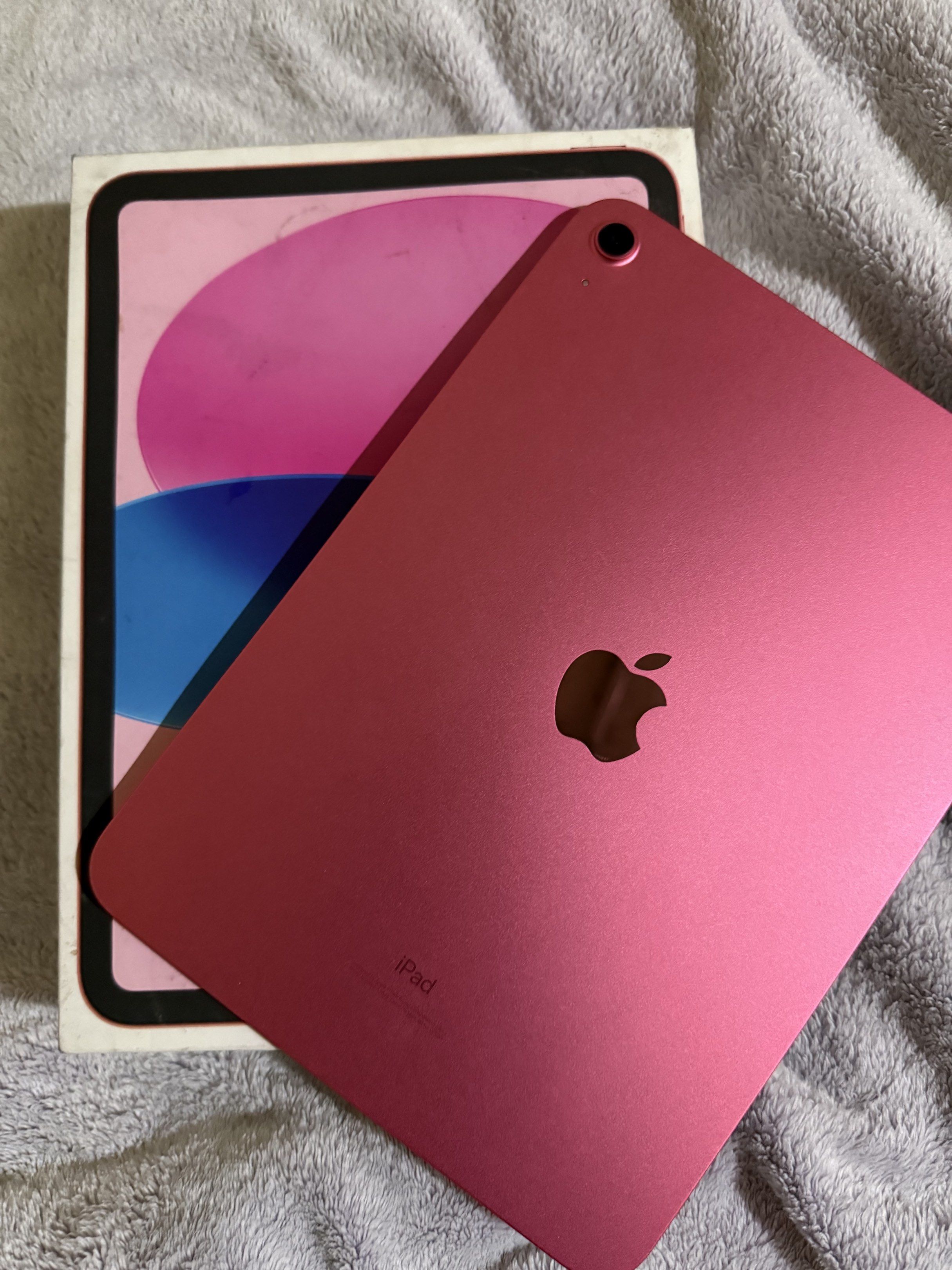 iPad 10th gen 256gb (pink) w/ wireless keyboard and procreate (Category: iPad) located in Pasay City. Submitted by Bud09 (Listing ID 1420916179, Image 2). Description: -iPad 10th gen 256gb (pink) w/ wireless keyboard and procreate -excellent condition -with box and charger Pasay/Makati location .