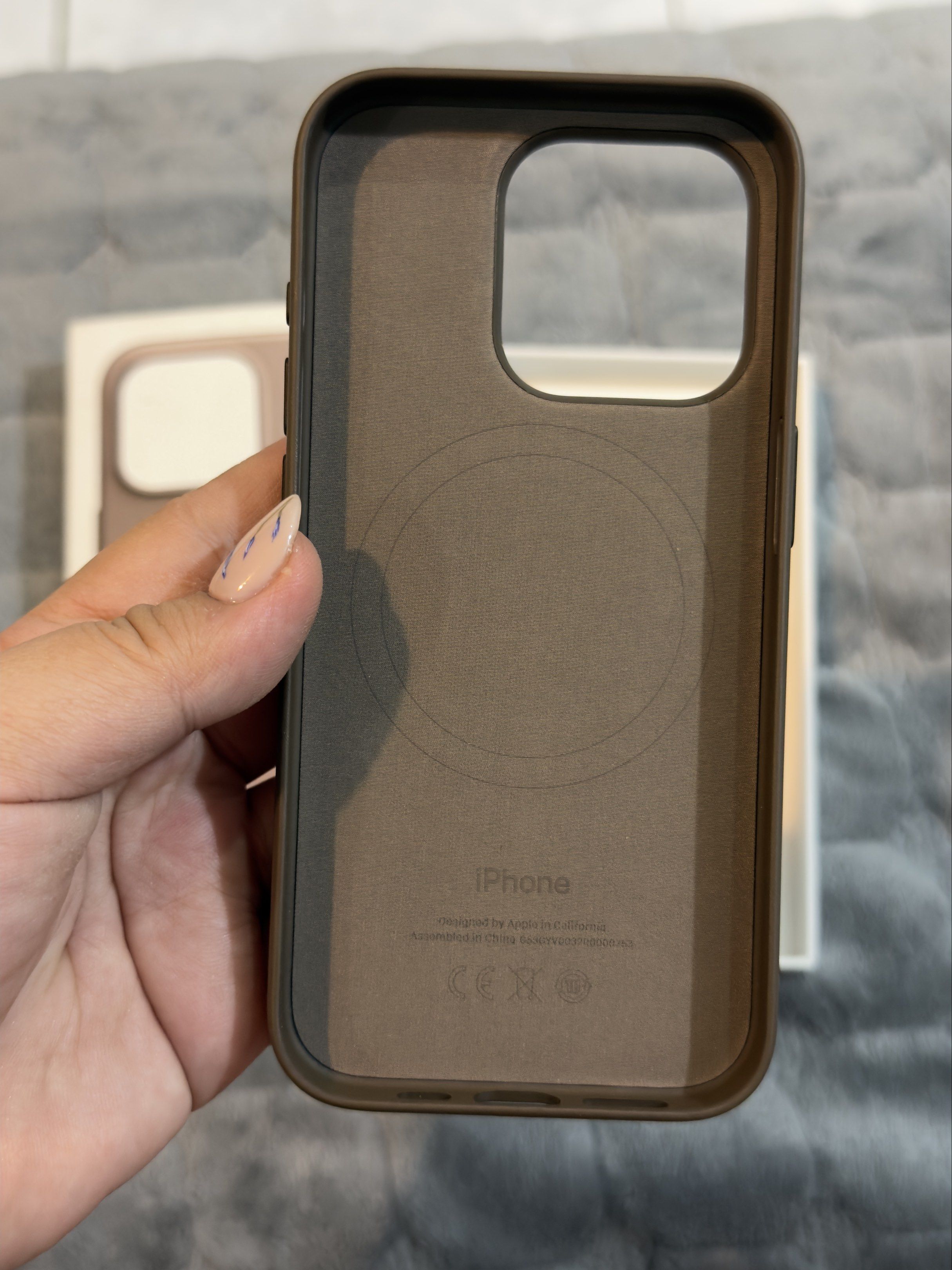 Iphone 15 Pro Original Case | Taupe Color (Category: Cases & Sleeves) located in Quezon City. Submitted by racollo (Listing ID 1420920310, Image 3). Description: RFS : Phone upgrade Condition : Like new kasi as in 1 month ko lang to nagamit. ❌❌NO Lowball buyer pls! ❌❌.