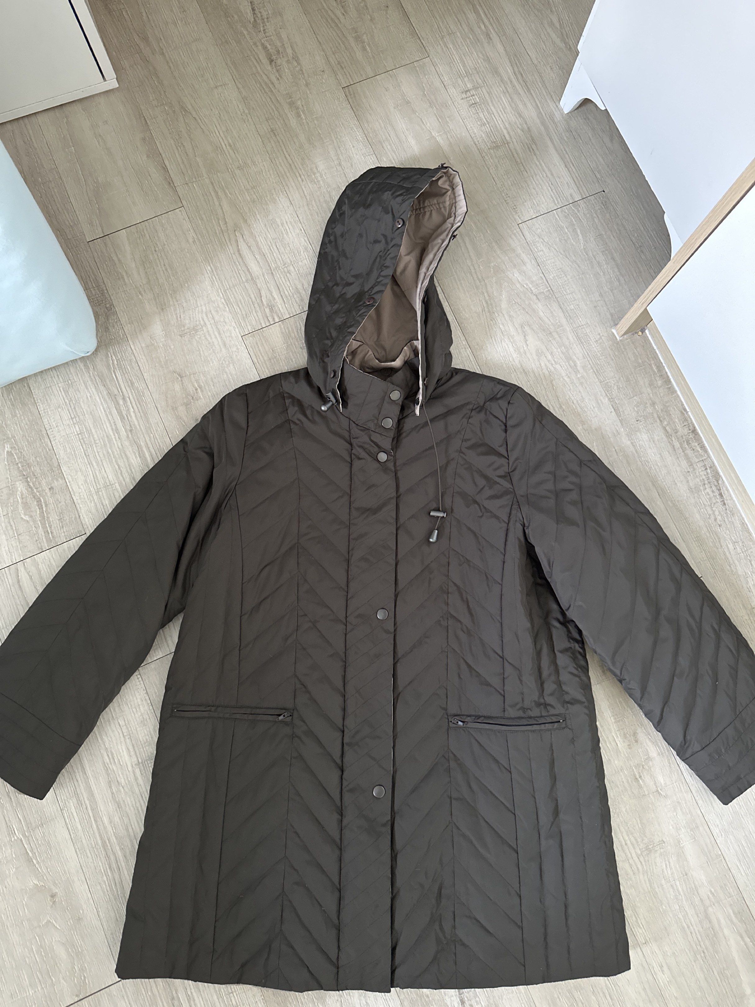Japan winter jacket (Category: Coats, Jackets and Outerwear) located in Nilai. Submitted by rosi333 (Listing ID 1420856491, Image 1). Description: - wore twice -no brand from Japan -9/10 -M-L -navy green .