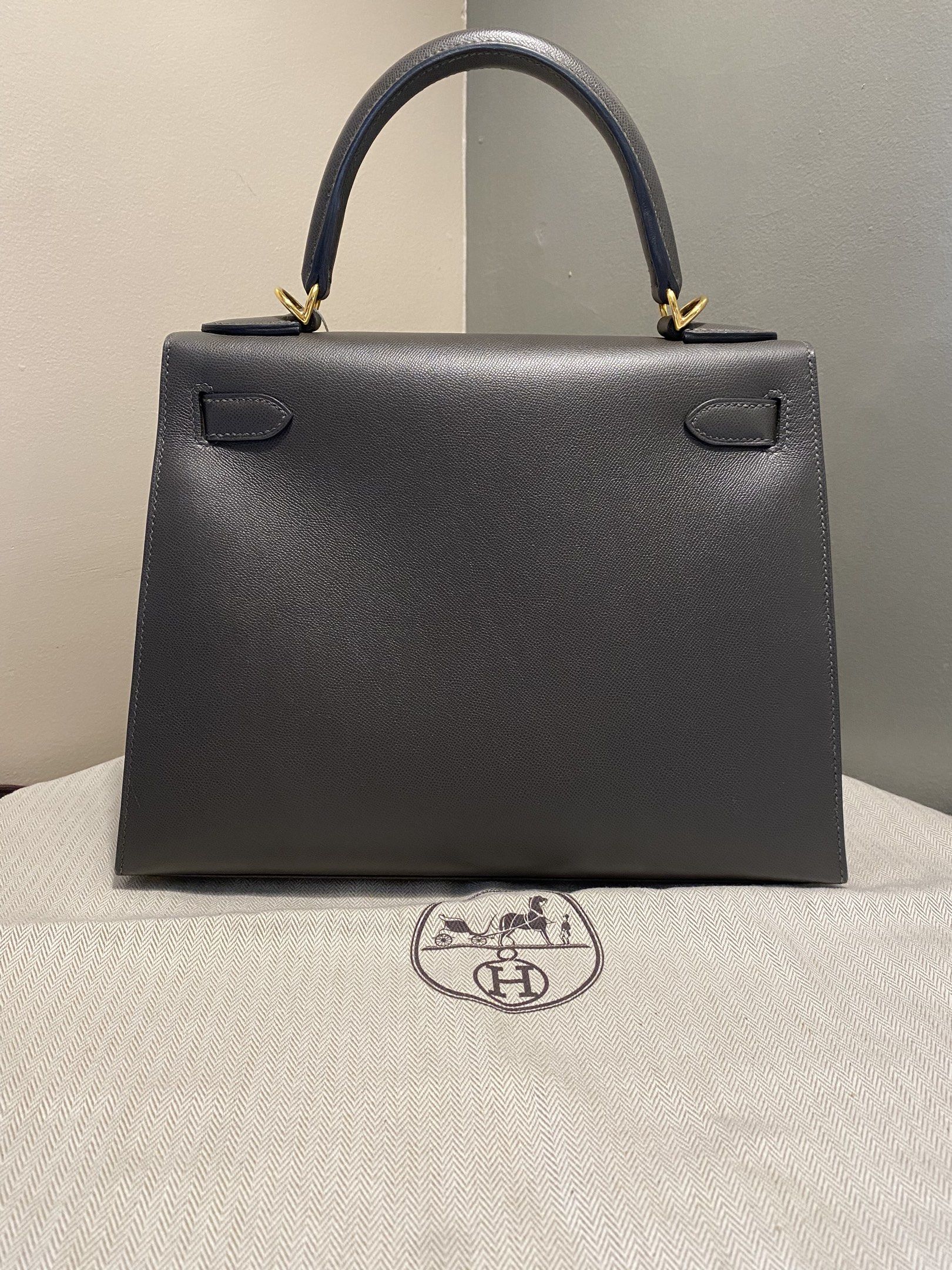 Kelly 28 Grey (Category: Luxury Bags & Wallets) located in Iloilo. Submitted by eliseohana (Listing ID 1420749454, Image 2). Description: .