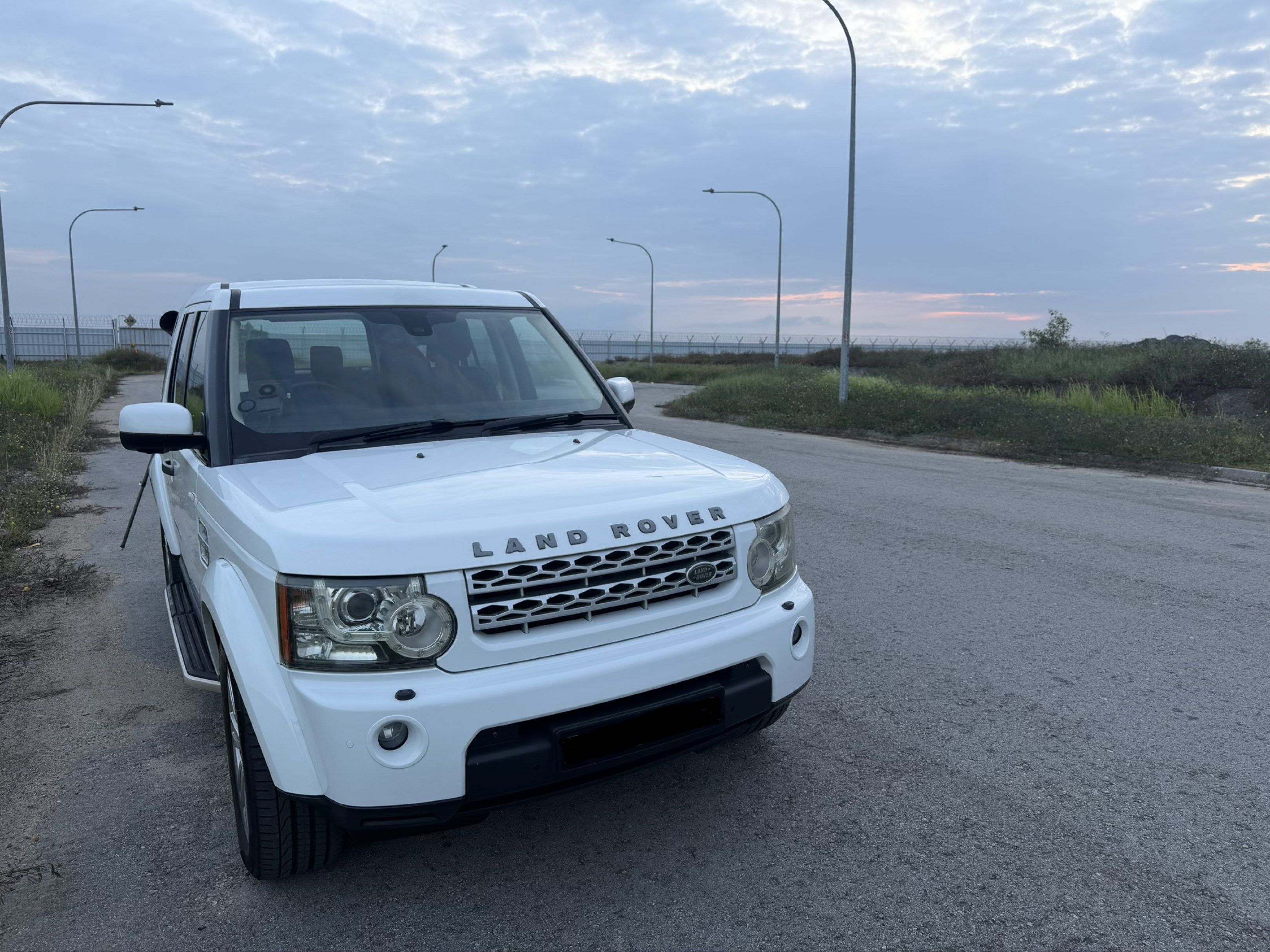Land Rover Discovery 4 Diesel 3.0 SDV6 HSE 7-Seater (A) (Category: Used Cars) located in Singapore. Submitted by dylanlck (Listing ID 1419384056, Image 2). Description: VICOM inspection just done in Jun 2026 Brand new Falken tyres from 2 Jul 2026 Service done on 7-Jul 2026 and at same time battery was replaced to brand new.