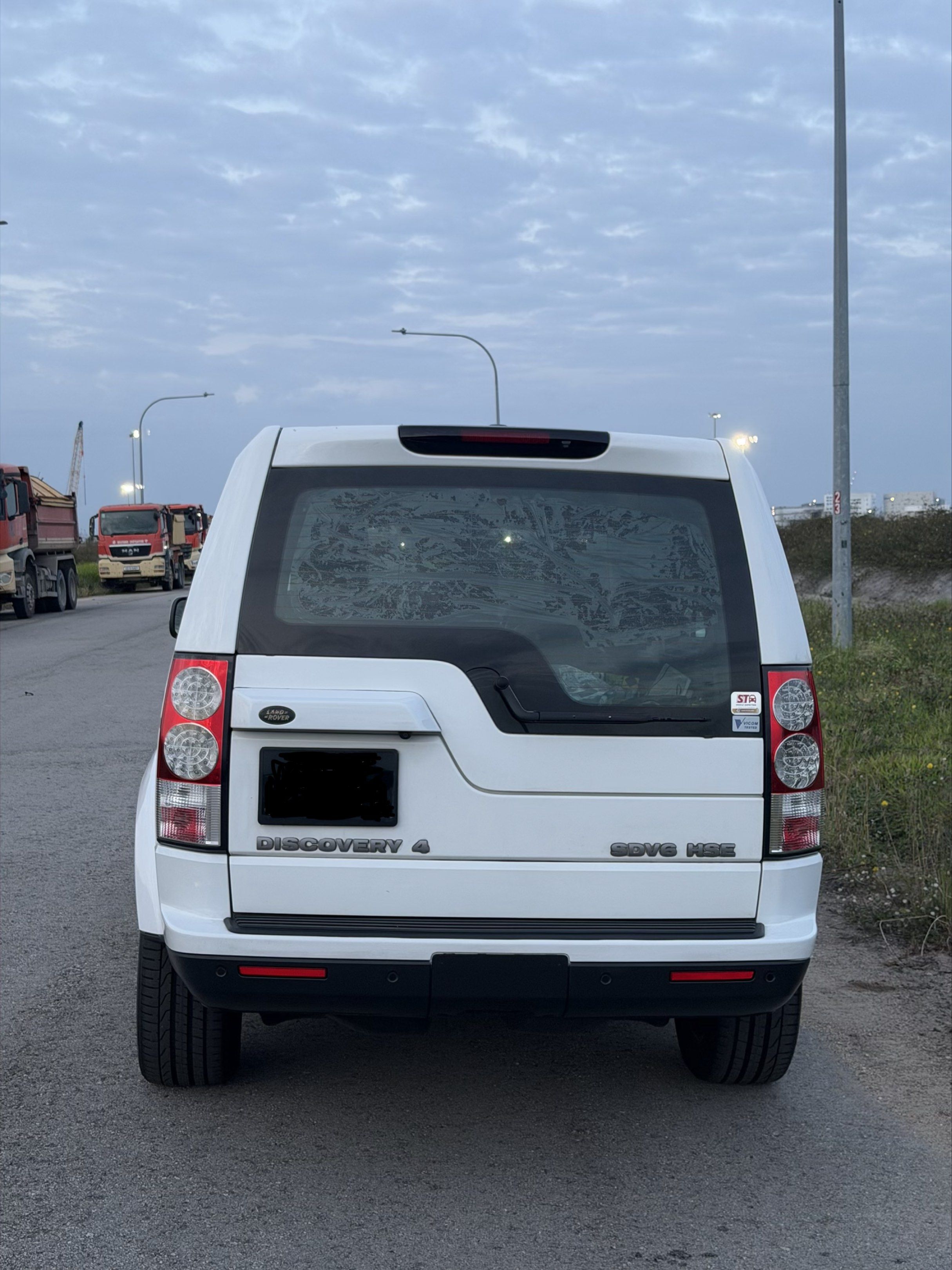 Land Rover Discovery 4 Diesel 3.0 SDV6 HSE 7-Seater (A) (Category: Used Cars) located in Singapore. Submitted by dylanlck (Listing ID 1419384056, Image 3). Description: VICOM inspection just done in Jun 2026 Brand new Falken tyres from 2 Jul 2026 Service done on 7-Jul 2026 and at same time battery was replaced to brand new.