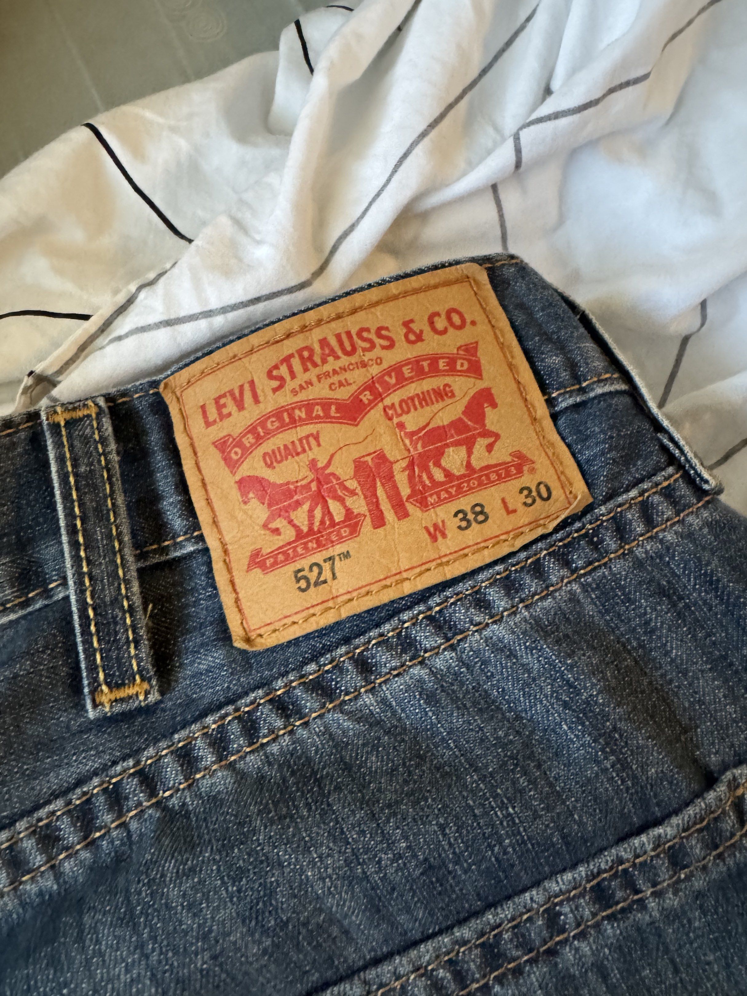 Levi's 527 Jeans - W38 L30 (Category: Jeans) located in Makati City. Submitted by montecristo_ (Listing ID 1420837088, Image 3). Description: - Levi's 527 jeans - Classic blue wash - Straight leg fit - Button closure - Five-pocket styling - Levi's logo patch - Size: W38 L30 - Versatile for everyday wear.