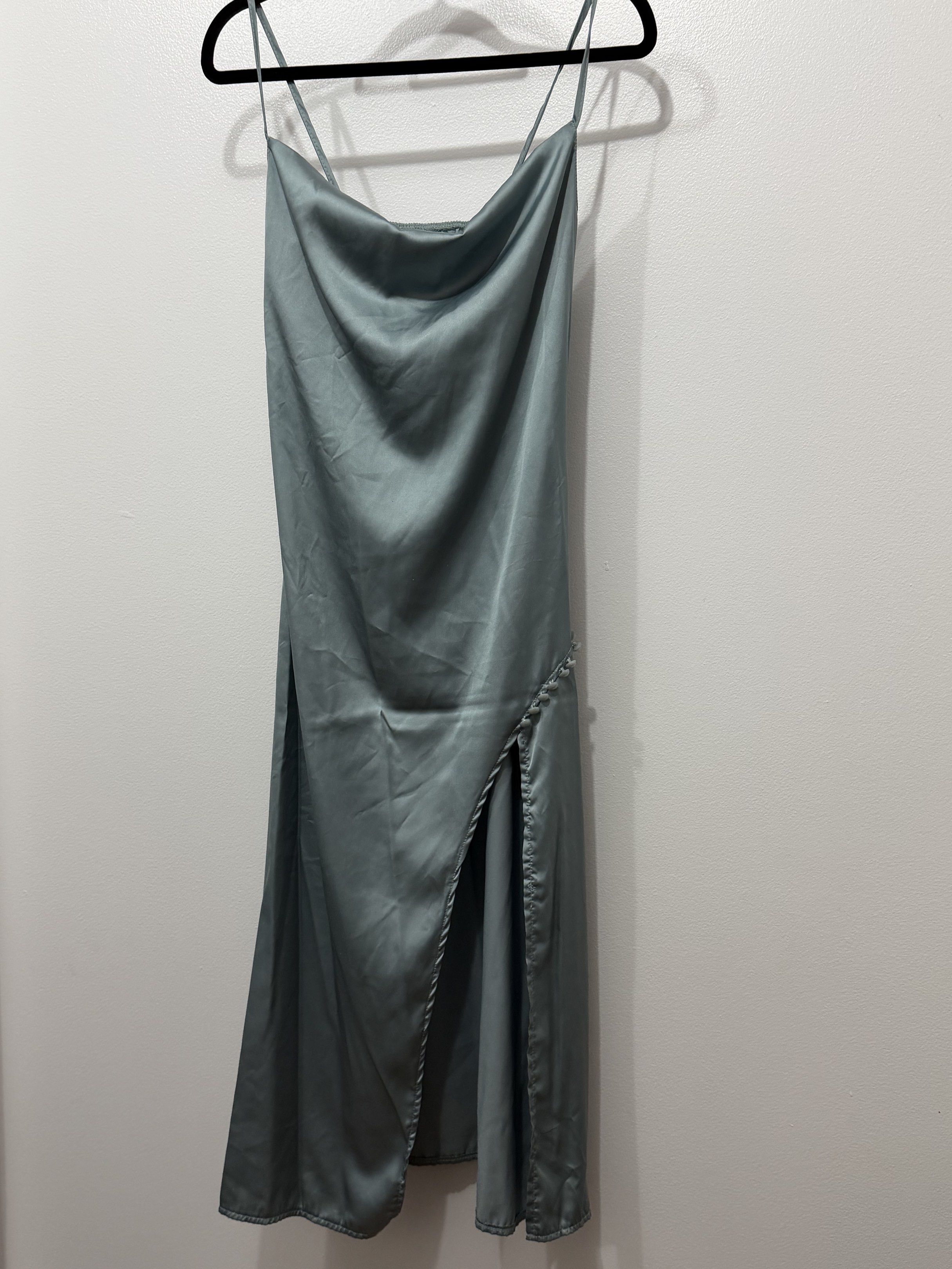 Mint Green Satin Dress (Category: Dresses) located in Manila. Submitted by beachbaaaaabe (Listing ID 1420922095, Image 1). Description: - Mint Green Satin Dress - Size: S - Features: Cowl neck, side slit - Material: Satin - Condition: Excellent - Perfect for special occasions.