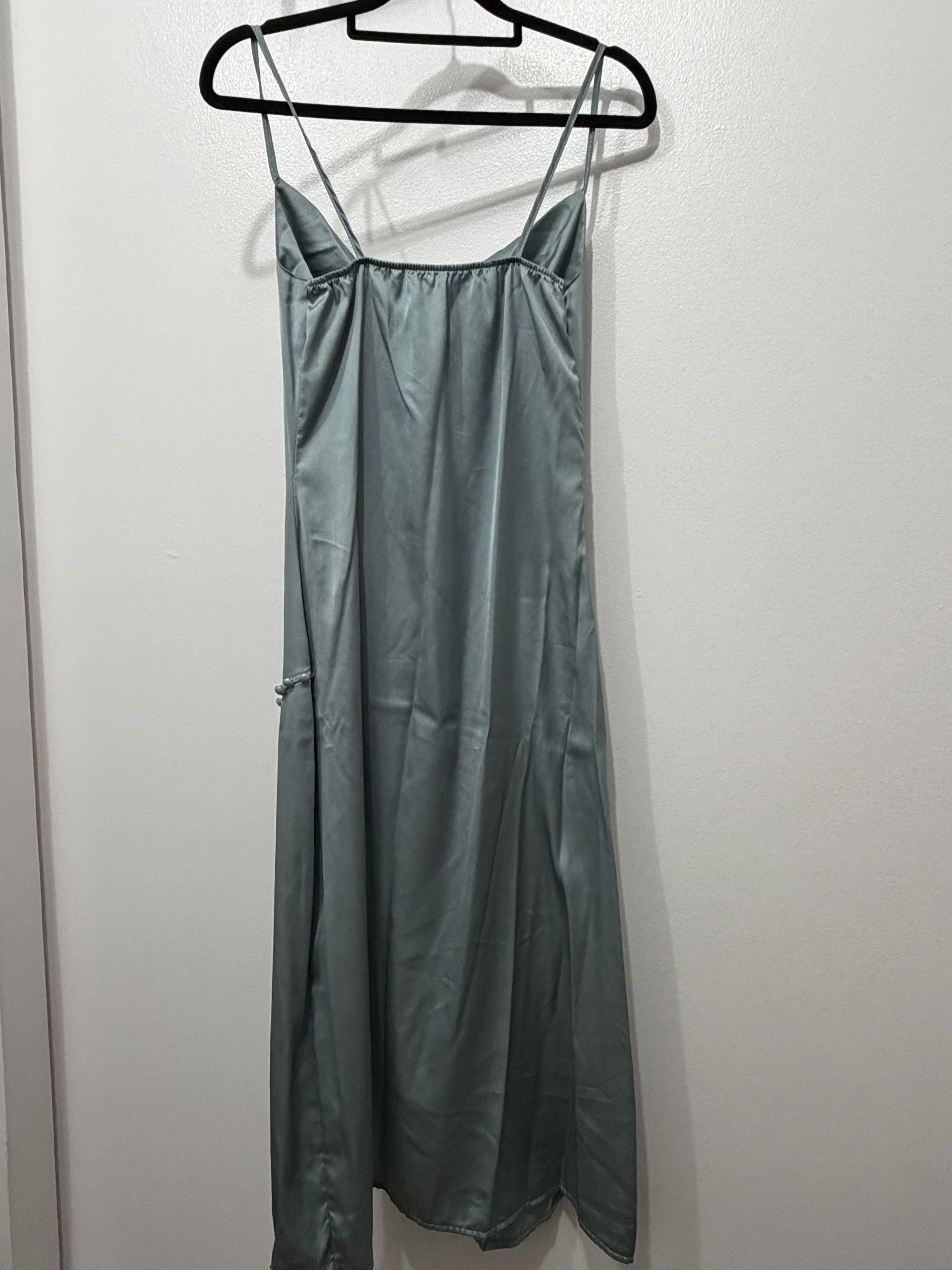 Mint Green Satin Dress (Category: Dresses) located in Manila. Submitted by beachbaaaaabe (Listing ID 1420922095, Image 2). Description: - Mint Green Satin Dress - Size: S - Features: Cowl neck, side slit - Material: Satin - Condition: Excellent - Perfect for special occasions.
