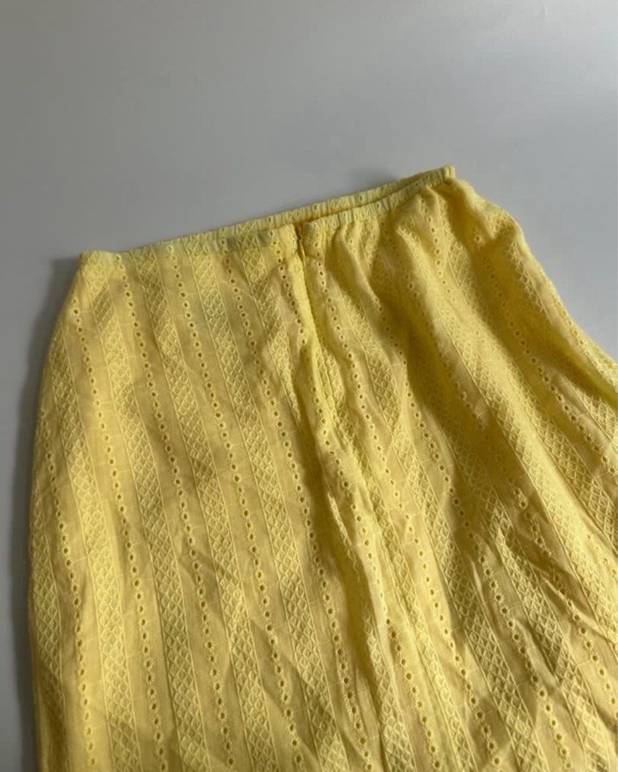 MIU THE LABEL SKIRT (Category: Skirts) located in Cebu City. Submitted by _preloved09 (Listing ID 1420836789, Image 3). Description: Size 25/26 Can do swapping good as new, no issues. i just dont like the color. Loc: Cebu City Helping tags: H&M, Wear Anika, Beyond Collective, Zara, Cariño, Pull and Bear, Zara, Phia the label.