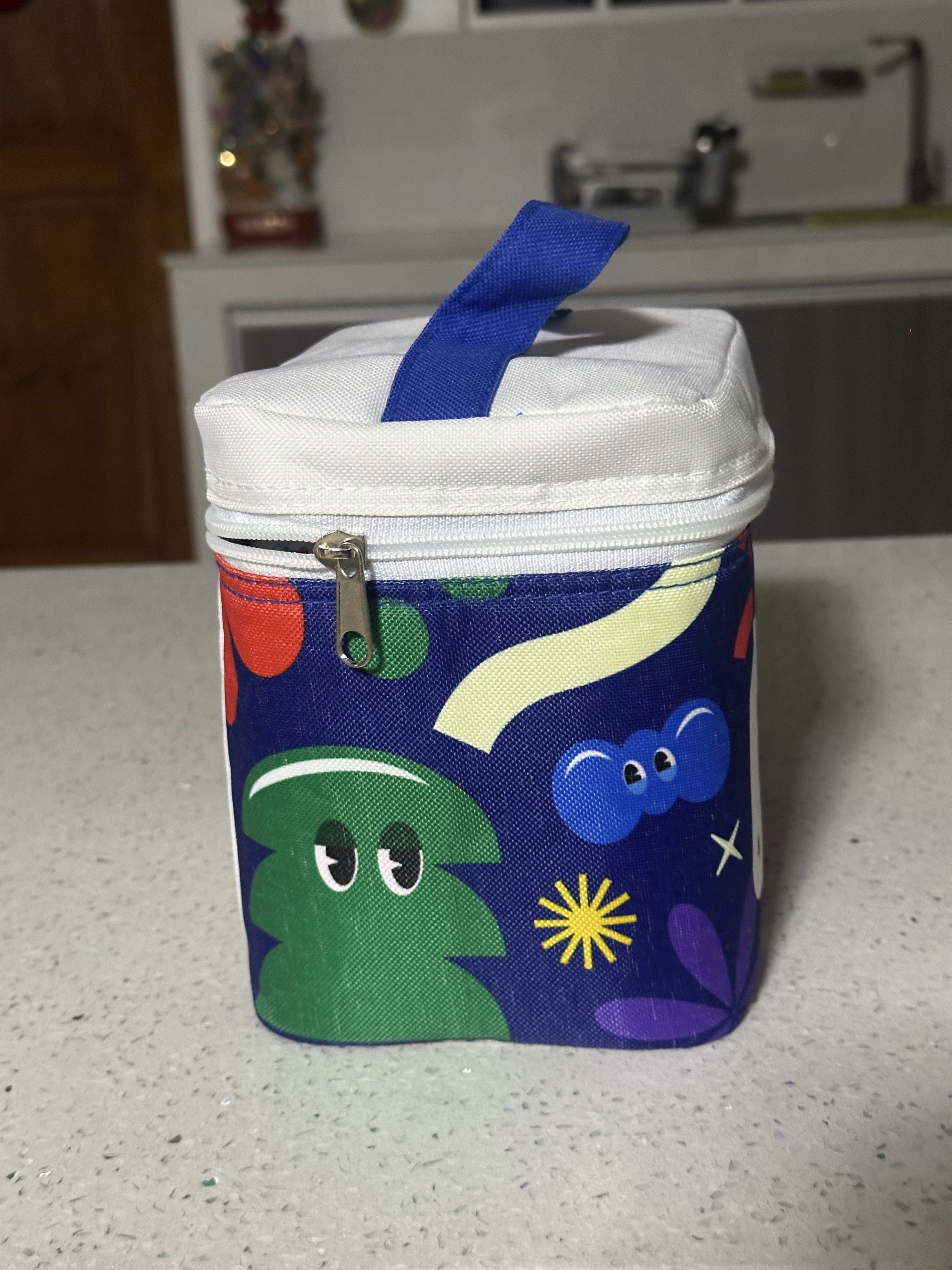 Mogu Mogu Thermal Bag (Category: Food Organization & Storage) located in Bacoor. Submitted by sempenden (Listing ID 1420899077, Image 3). Description: Drinks not included. Used for reference sakto 6 bottles Bought in thailand .