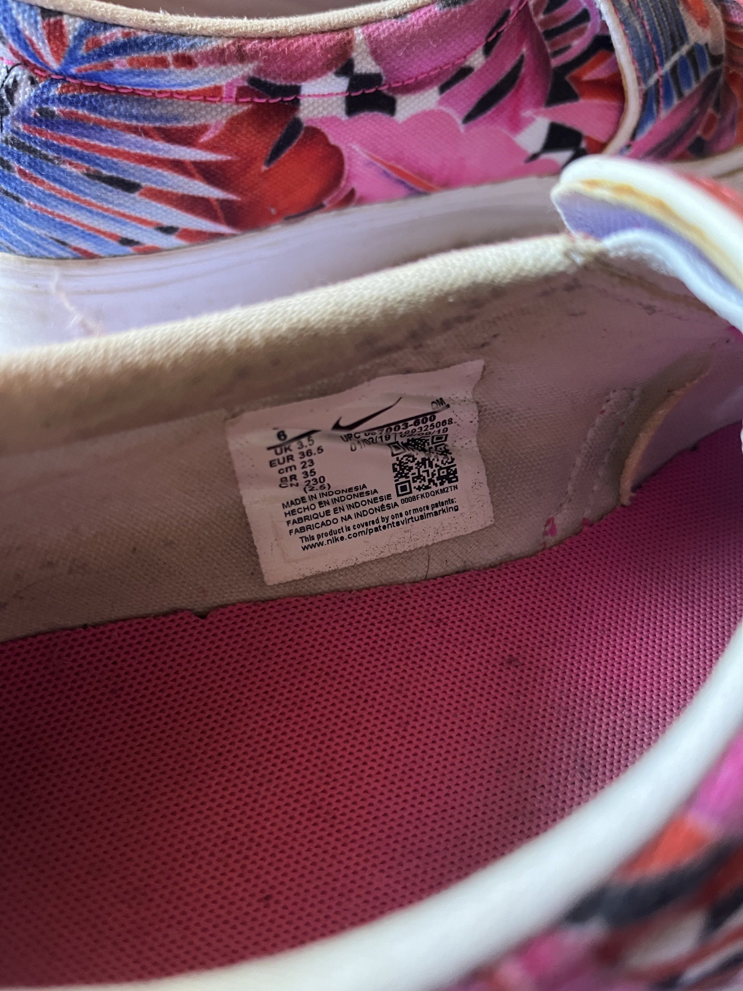 Nike Floral Slip-On Sneakers (Category: Sneakers) located in La Trinidad. Submitted by louienejyle (Listing ID 1420780457, Image 2). Description: Need wash.