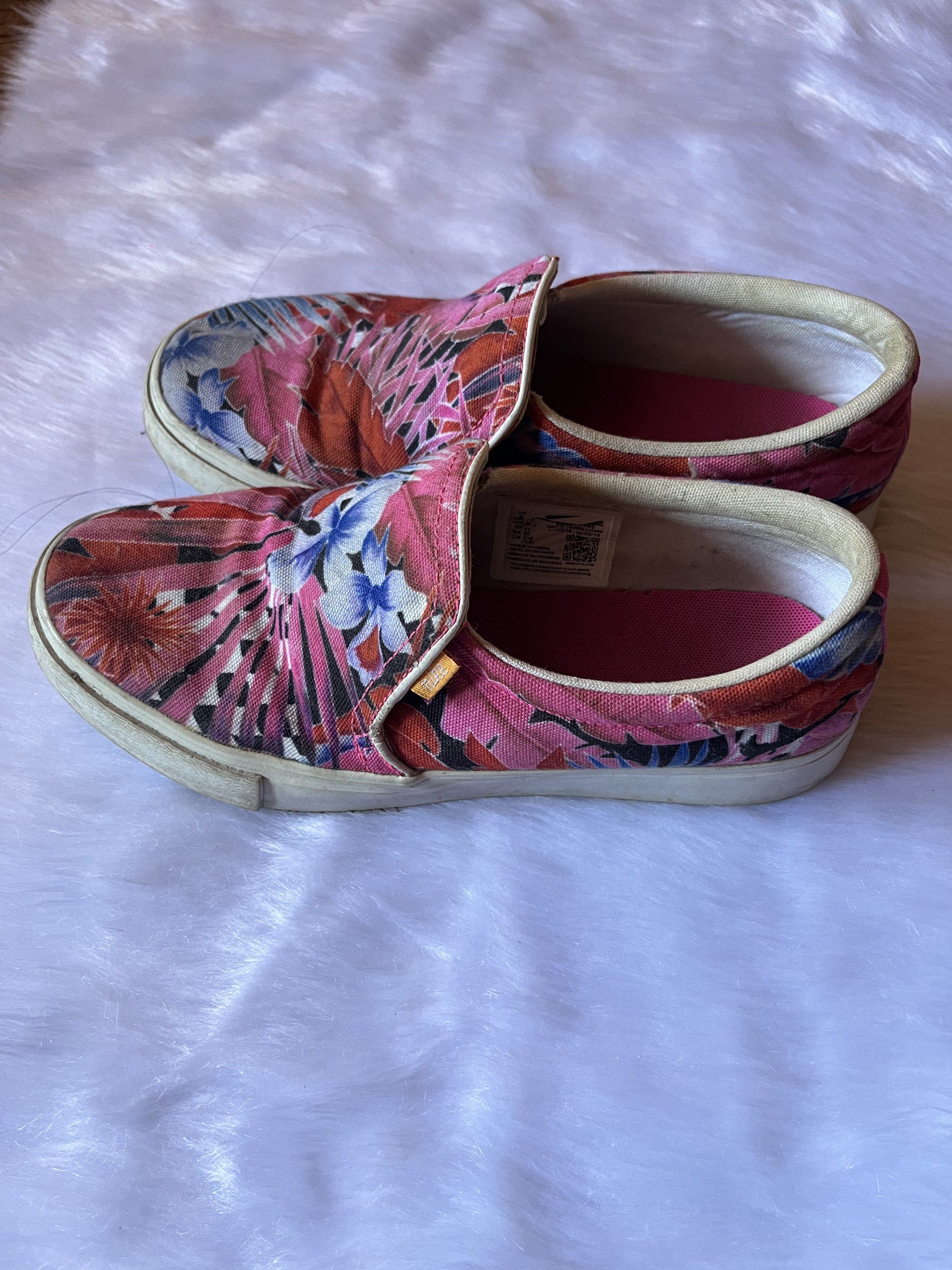 Nike Floral Slip-On Sneakers (Category: Sneakers) located in La Trinidad. Submitted by louienejyle (Listing ID 1420780457, Image 3). Description: Need wash.