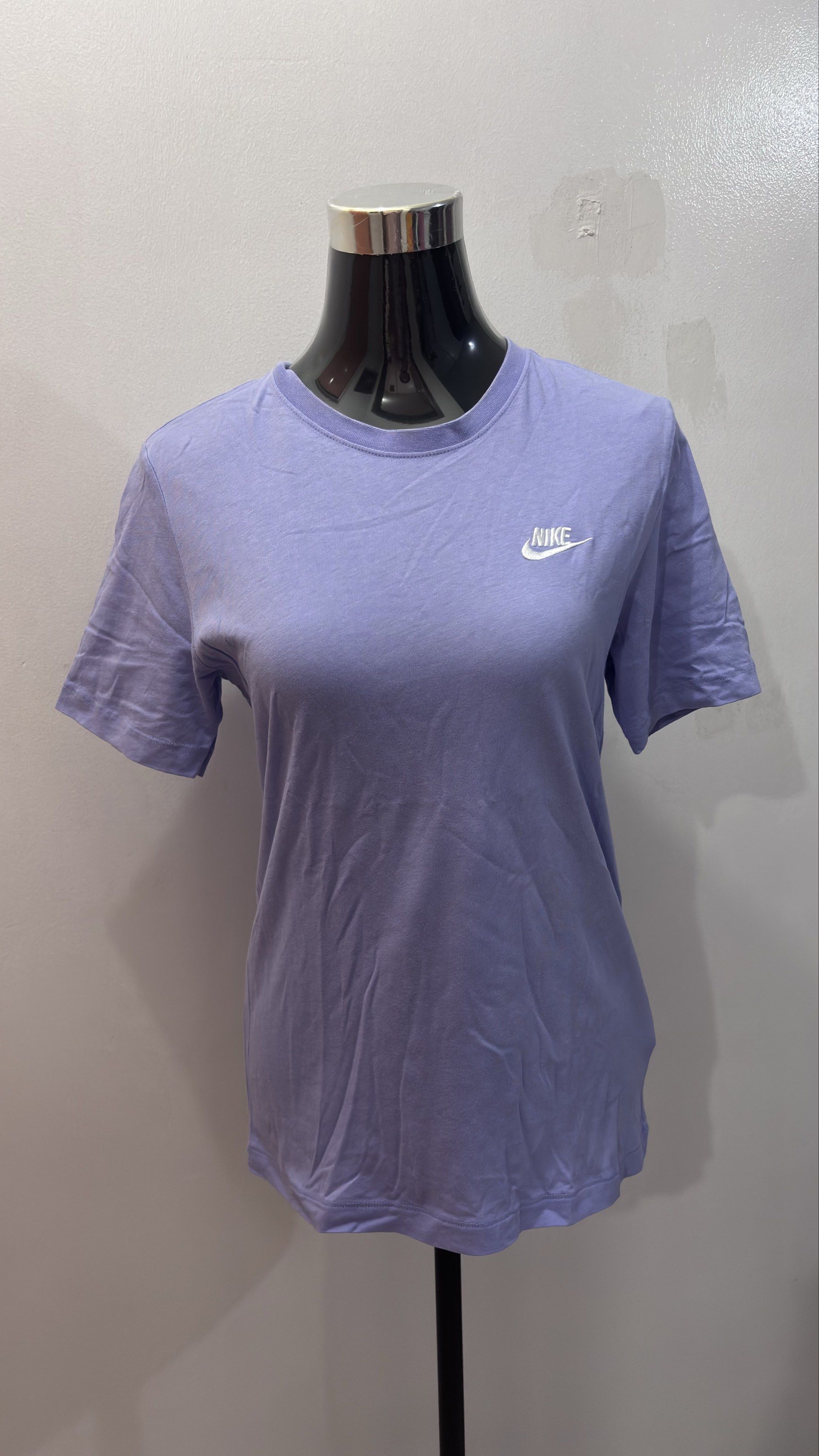 NIKE WOMEN SHIRT (Category: Shirts) located in Pasig City. Submitted by Atv26 (Listing ID 1420805808, Image 1). Description: NIKE WOMEN SHIRT ORIGINAL SA MALL BINILI COLOR RATE 9/10 DIMENSION BUST WIDTH : 17.5 INCHES LENGTH : 25 INCHES.
