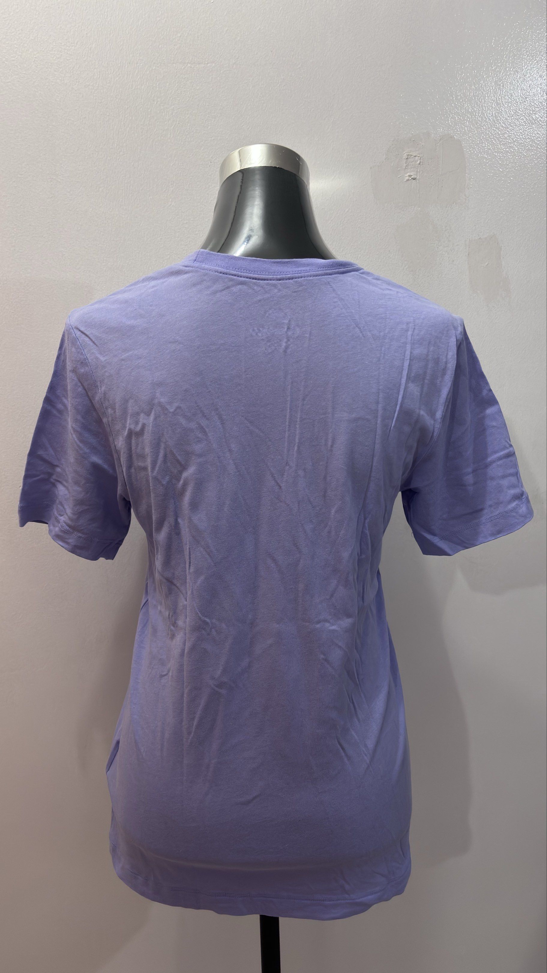 NIKE WOMEN SHIRT (Category: Shirts) located in Pasig City. Submitted by Atv26 (Listing ID 1420805808, Image 2). Description: NIKE WOMEN SHIRT ORIGINAL SA MALL BINILI COLOR RATE 9/10 DIMENSION BUST WIDTH : 17.5 INCHES LENGTH : 25 INCHES.